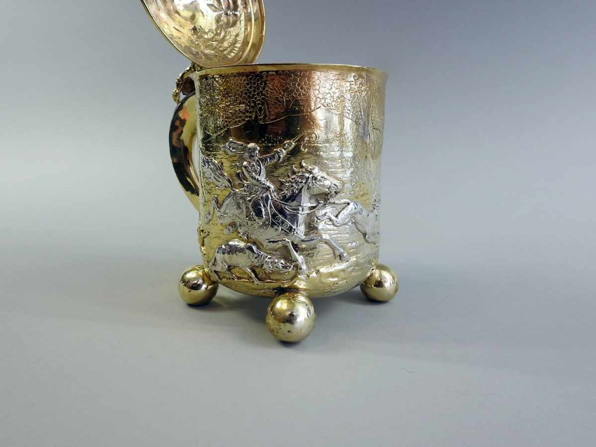 Prunk-Jagdhumpen auf Kugelfüßchen Silber 800, Halbmond und Krone, reich vergoldet. Die reliefierte - Bild 4 aus 5