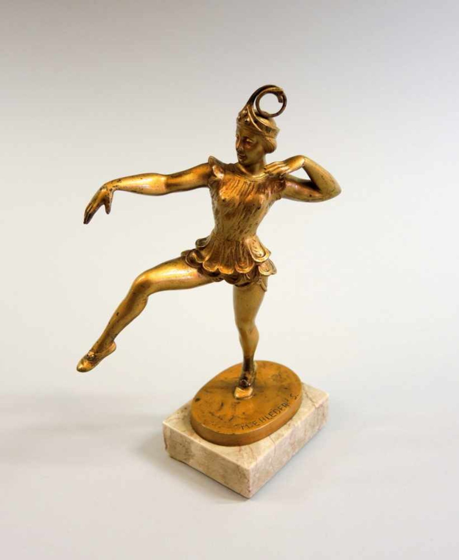 Junge Tänzerin Bronze, auf ovalem Sockel und viereckigem Marmor-Sockel, signiert "M. Ehleder S".