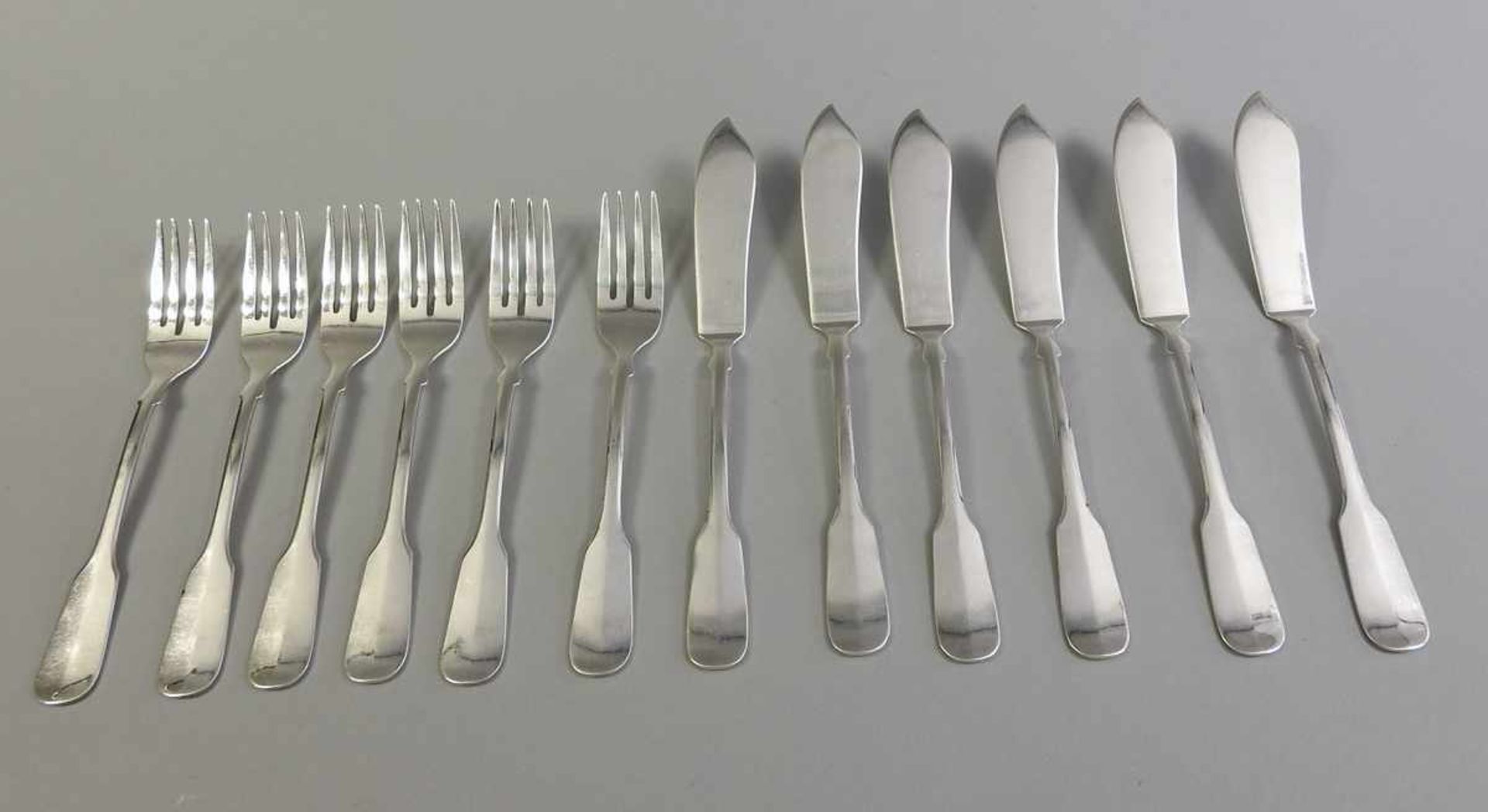 Elegantes Fischbesteck für 6 Personen Silber 800, Halbmond und Krone, einzeln mit "GR" für