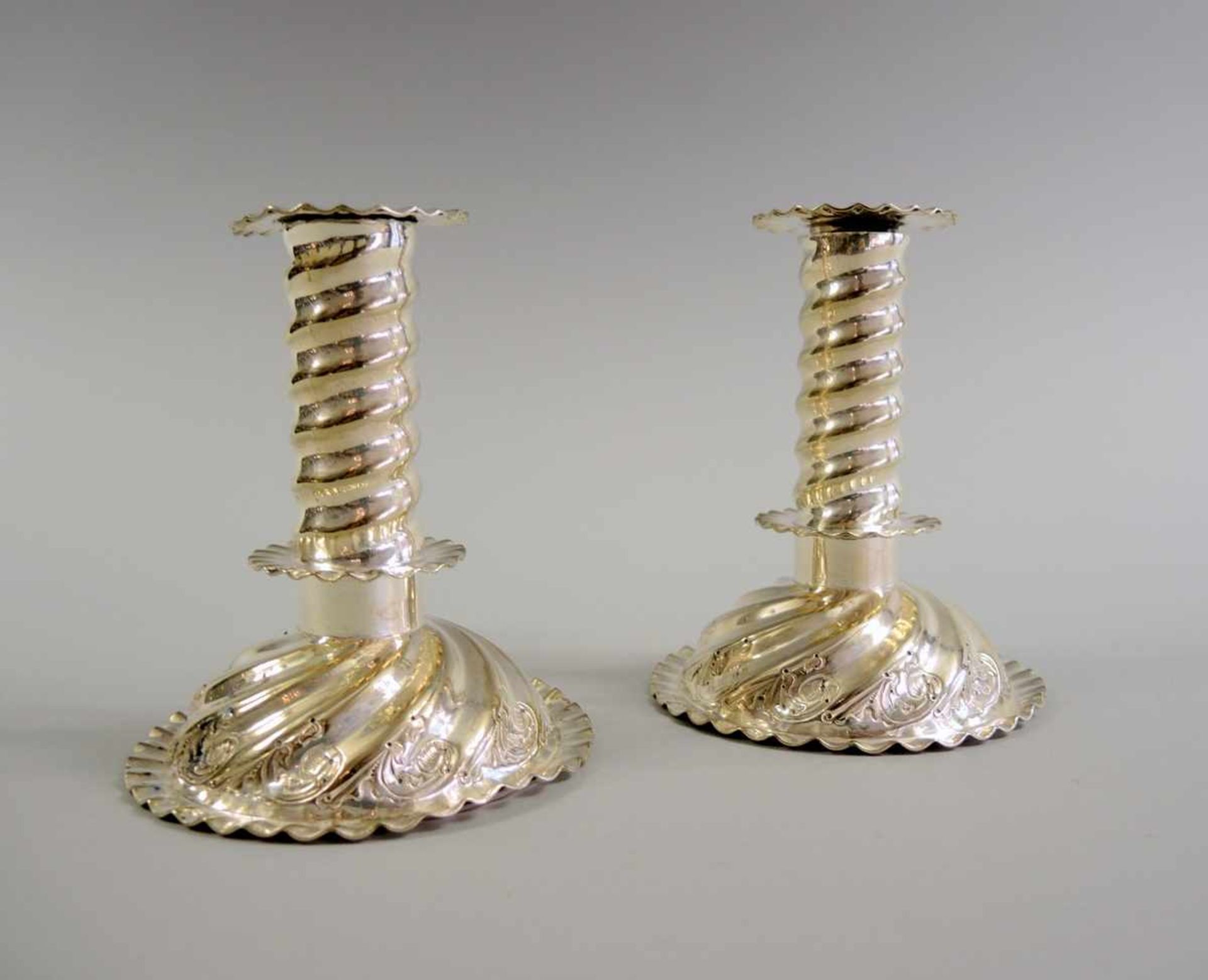 Paar Kerzenleuchter Silber plated, weighted, am Boden mit Seriennummer punziert. Neorenaissance Stil - Bild 2 aus 2