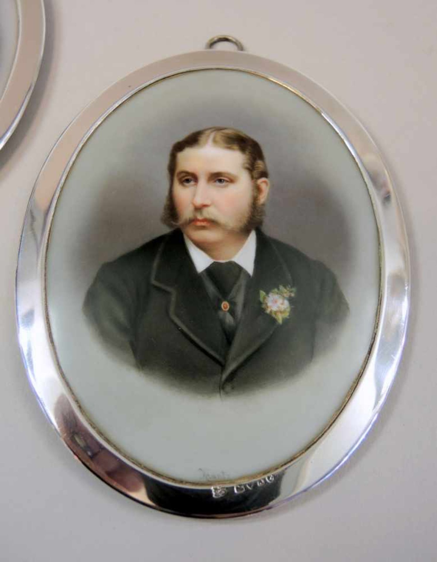 Paar ovale Porzellanportraits in Silberrahmen Rahmen Sterlingsilber 925, London, datiert 1877, - Bild 3 aus 4