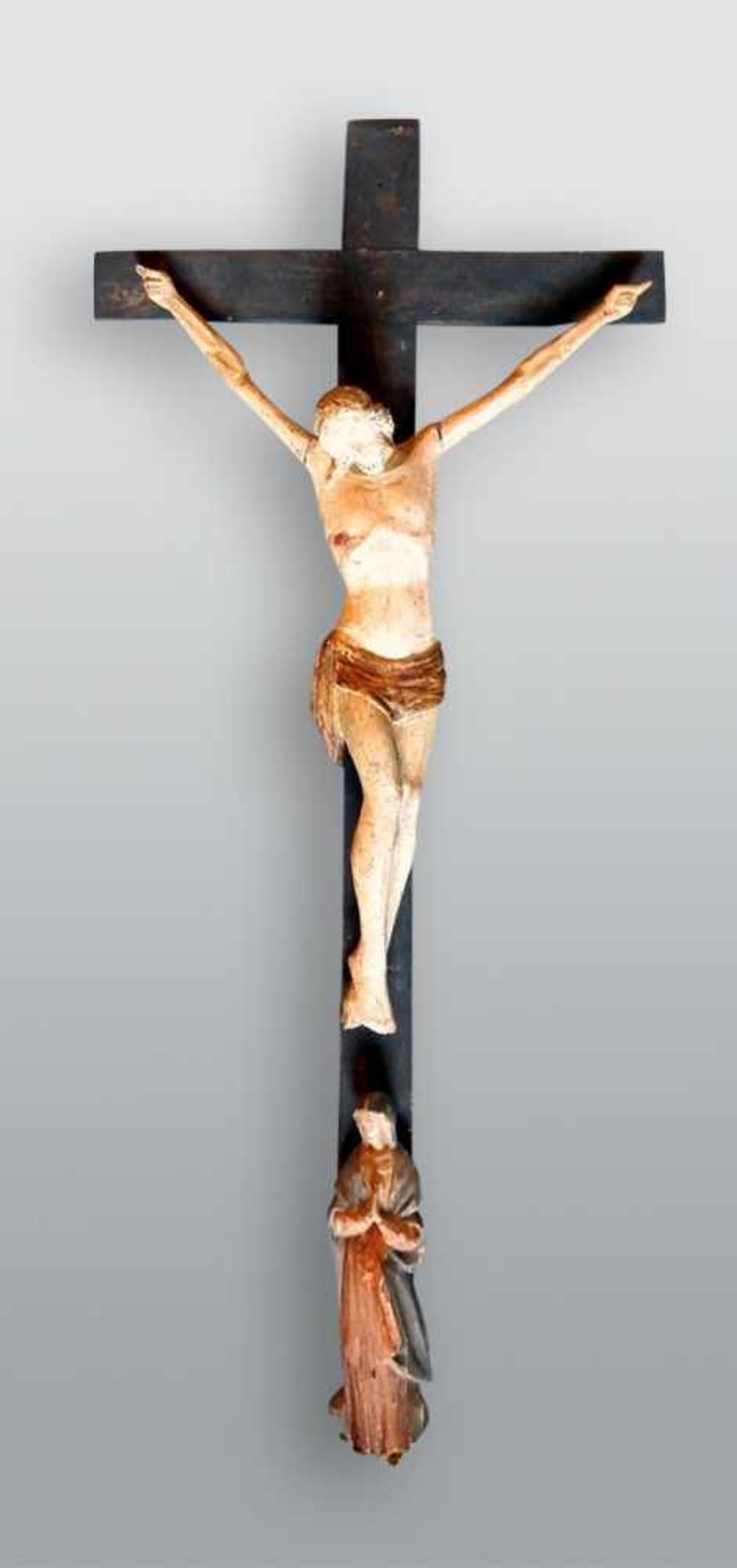 Kreuz mit Jesus und Maria Holz geschnitzt, polychrom und gold staffiert. Ein Finger fehlend.