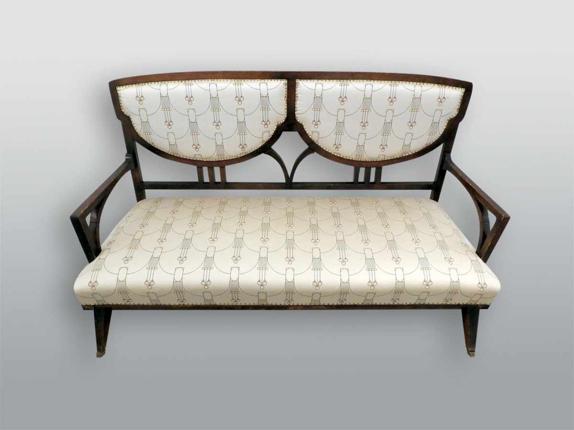 Jugendstil Sofa Holz und Stoff. Rücklehne und Sitz abgepolstert, mit Federkern. Im hochwertigem