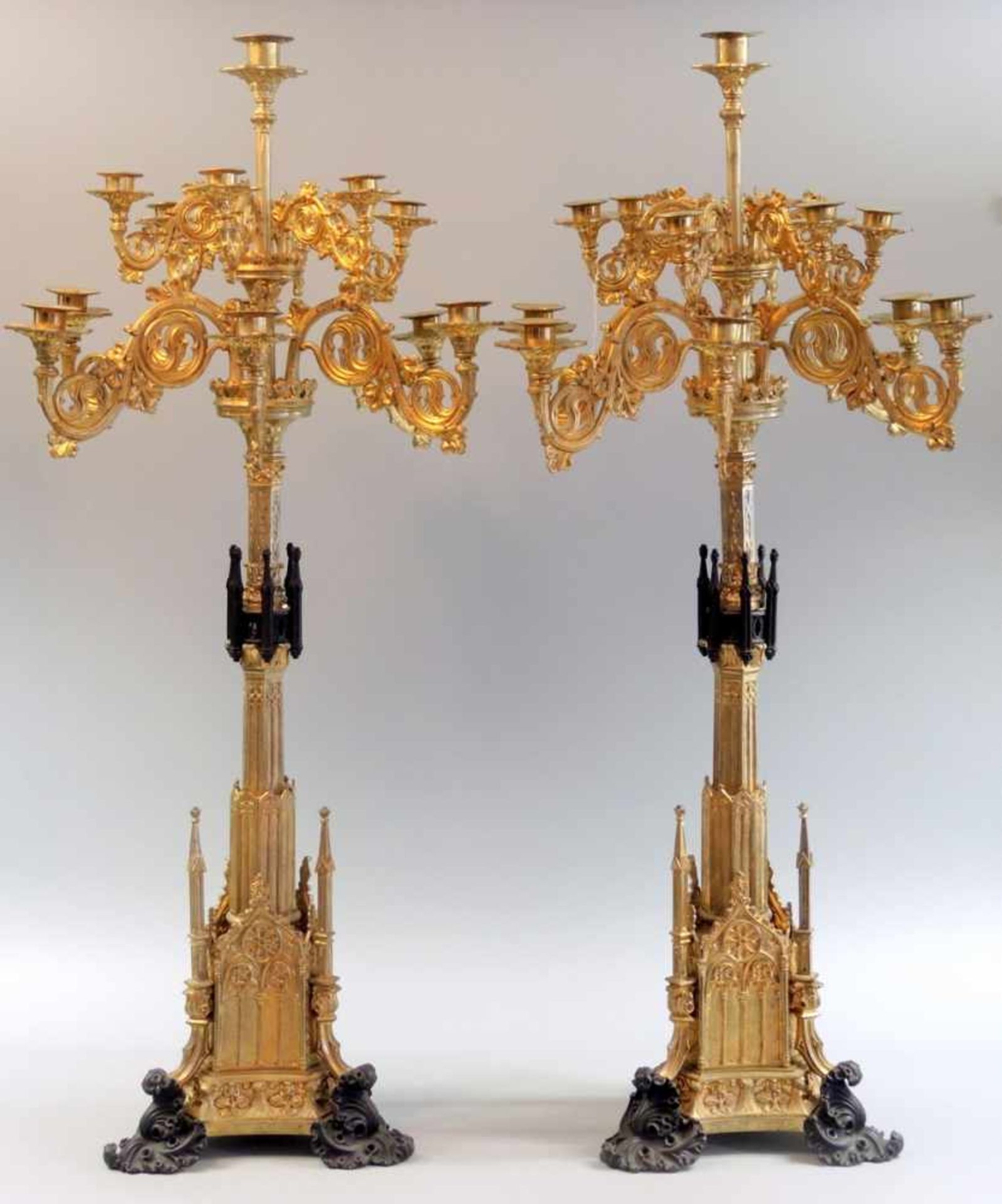 Paar Monumentalische Leuchter Bronze, feuervergoldet, Füße und Türme mittig naturbelassen. 13-