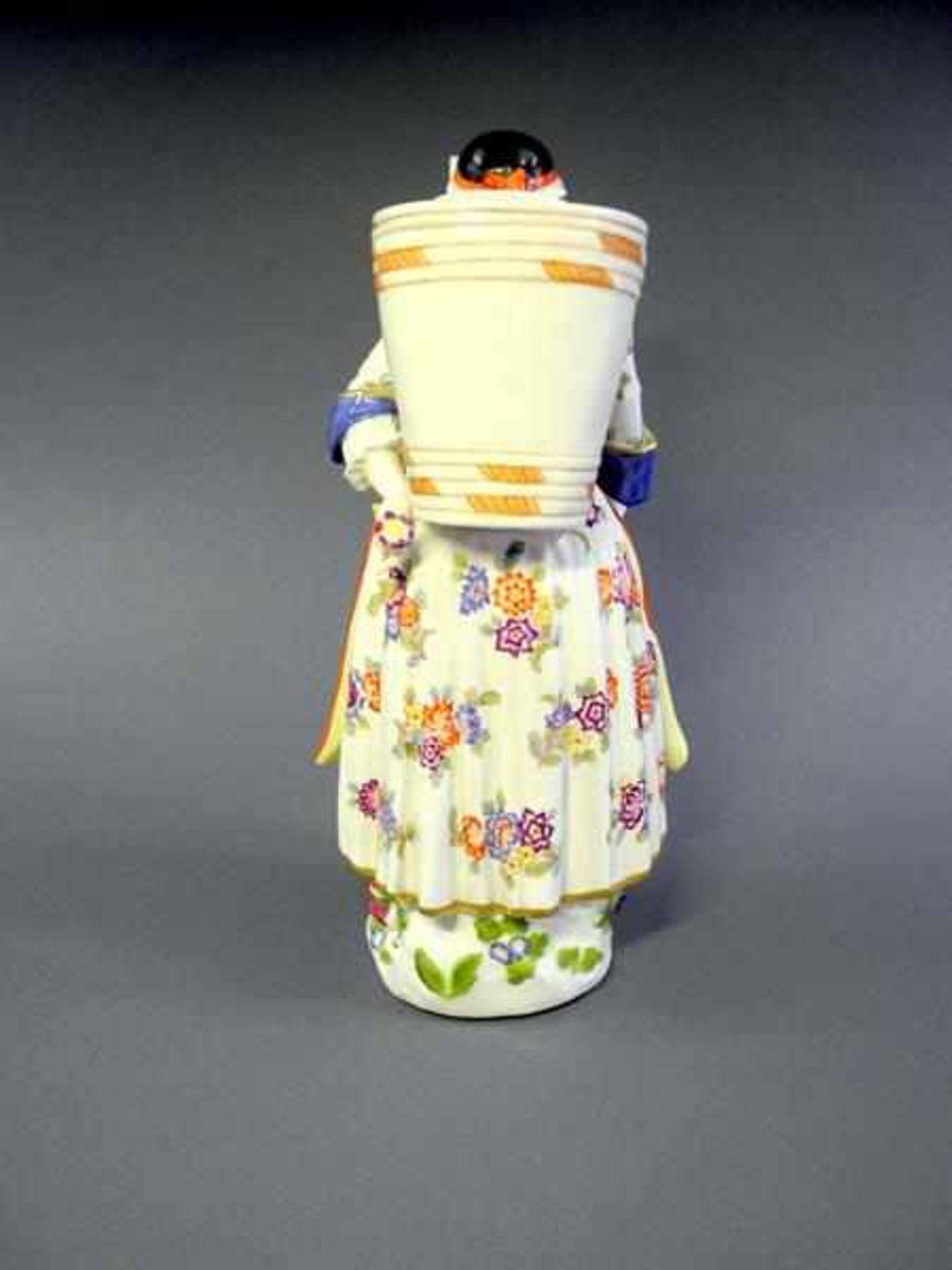 Meissen Figur, Magd mit Kiepe Porzellan, polychrom bemalt. Plastische Blumen an Sockel und Figur. - Bild 3 aus 4