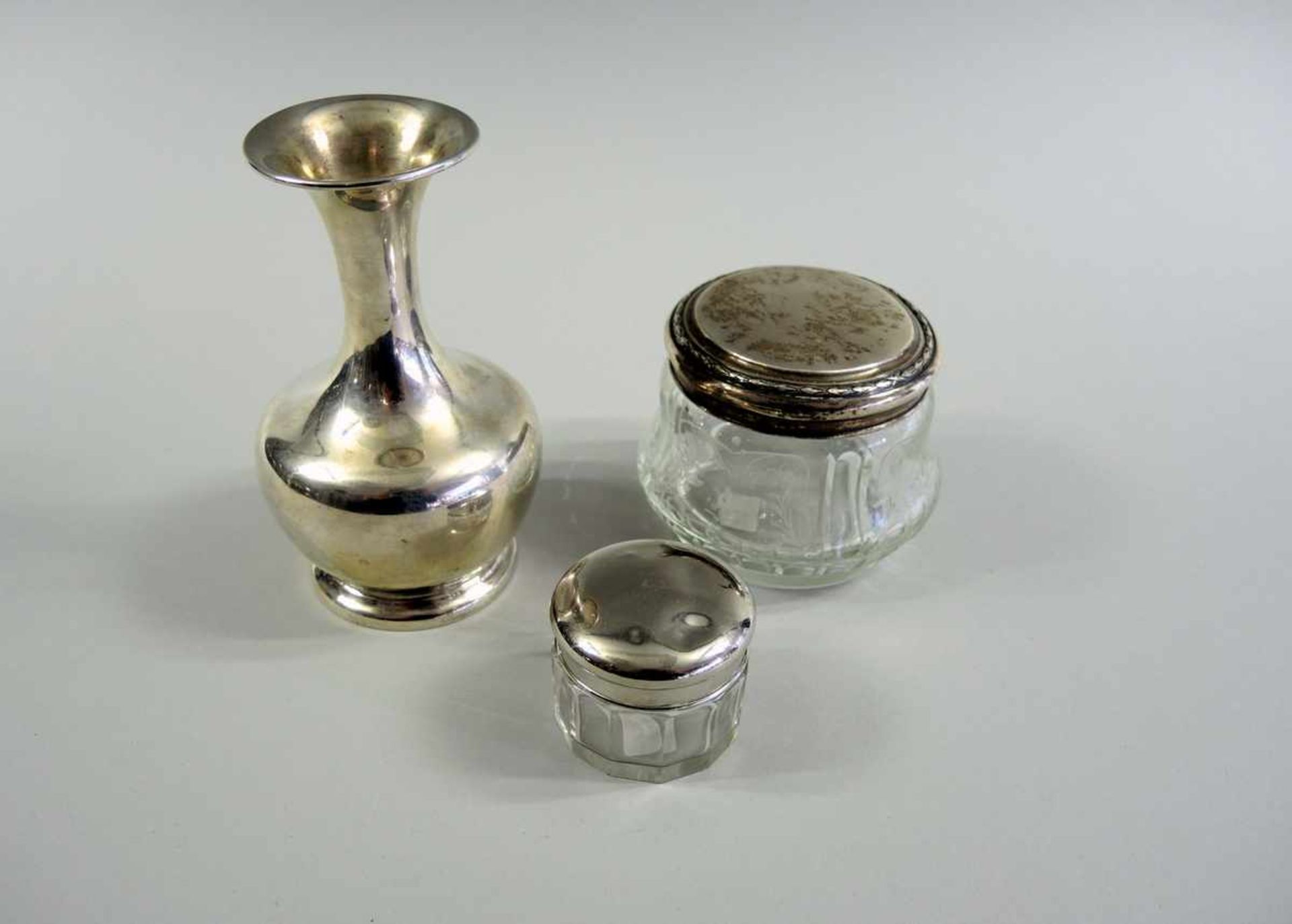 Kleinsilber Sammlung Silber 800 und Silber 830, am Boden und Rand punziert. Der Deckel der kleinen