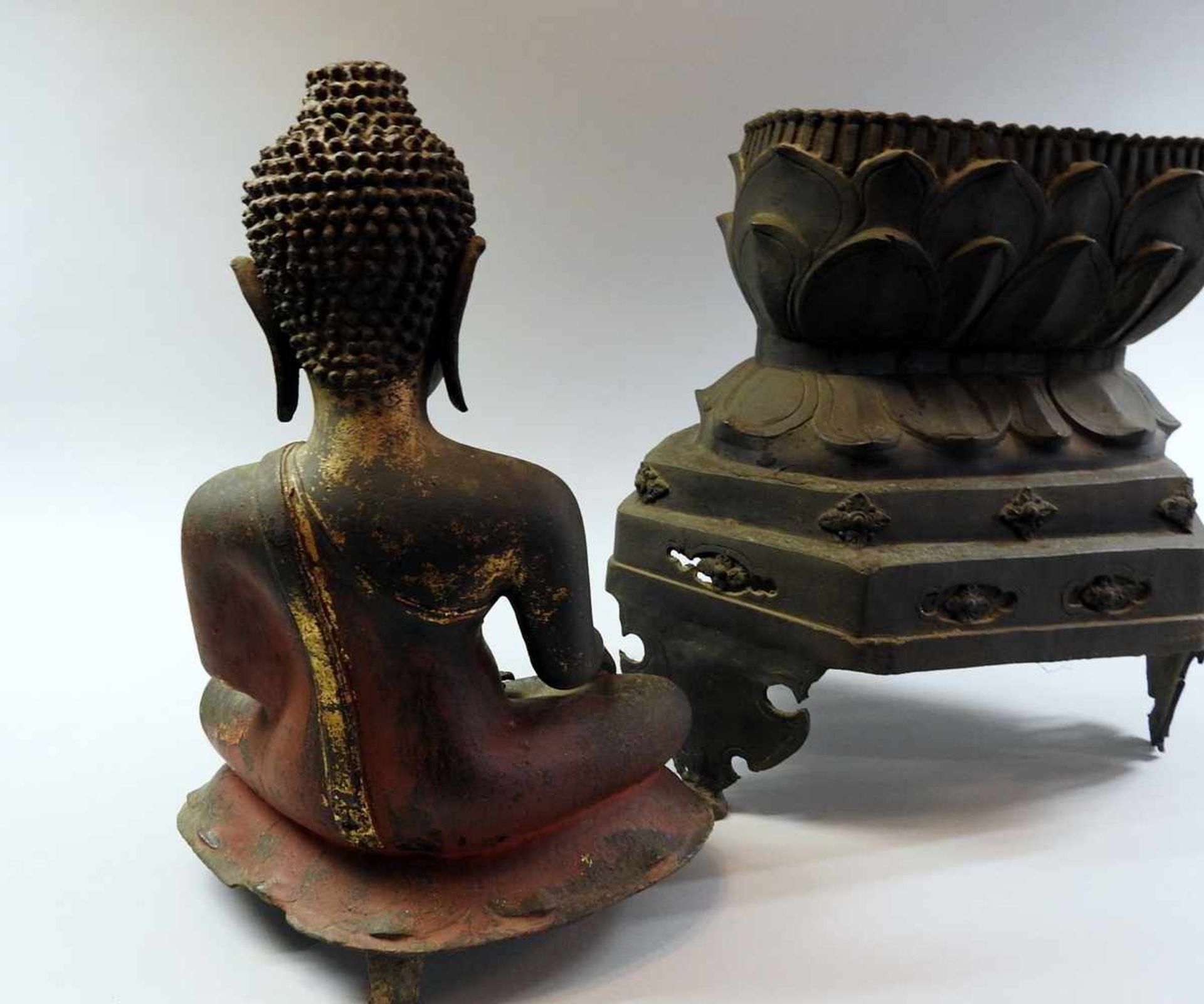 Sitzender Buddha Dunkel patinierte Bronze, auf Lotusblüten-Sockel. Reste alter Vergoldung vorhanden. - Bild 4 aus 4
