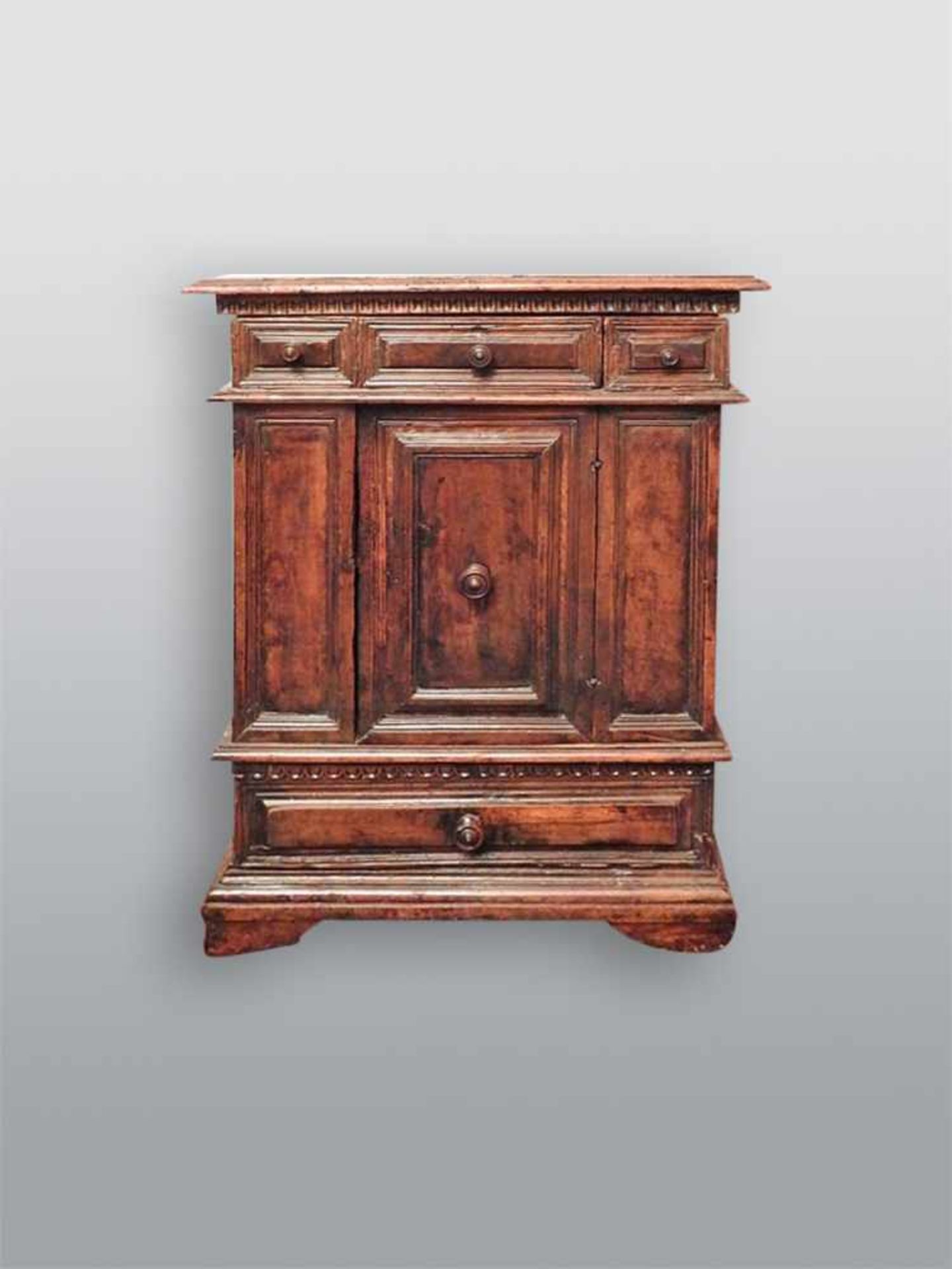 Lombardischer Halbschrank Maronen-Holz. Italien, um 1650. H x B x T ca. 95 x 70 x 38 cm