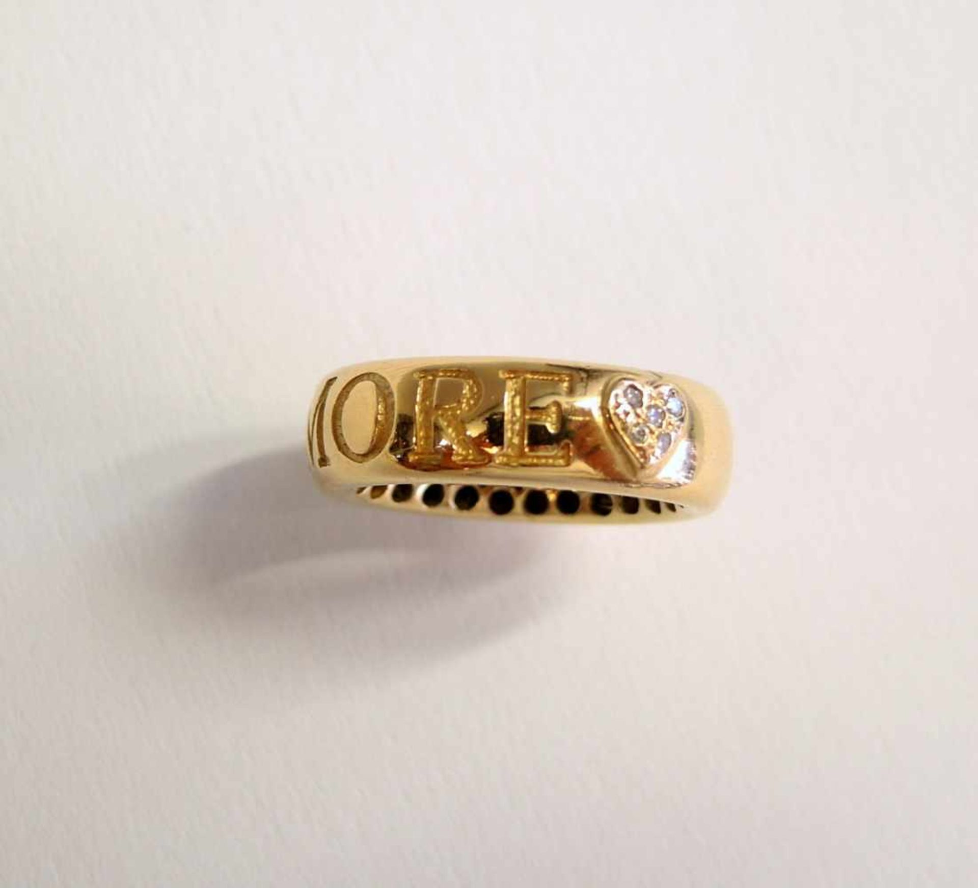 Amore Ring 18 K. Gelbgold, mit kleinem Herz mit 5 Diamanten und Inschrift "Amore". Massive