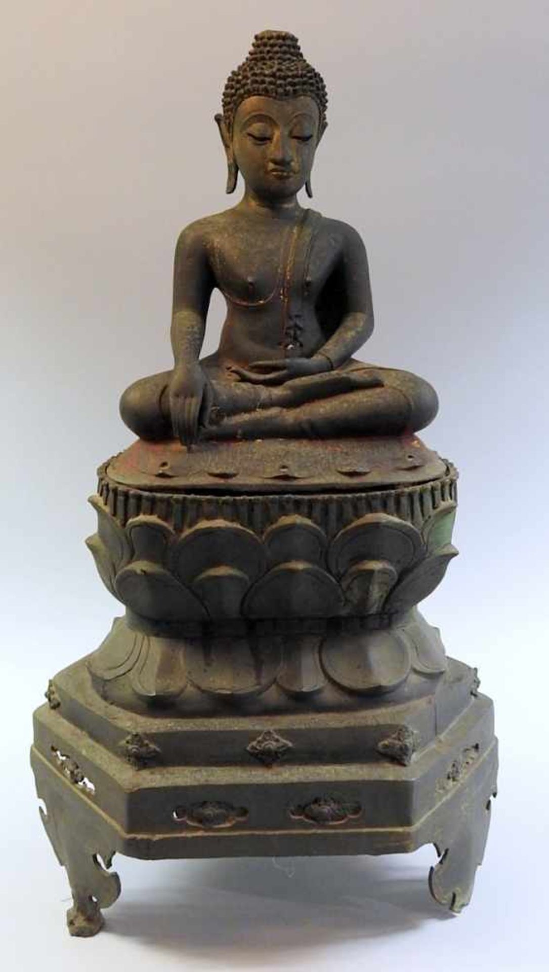 Sitzender Buddha Dunkel patinierte Bronze, auf Lotusblüten-Sockel. Reste alter Vergoldung vorhanden. - Bild 2 aus 4