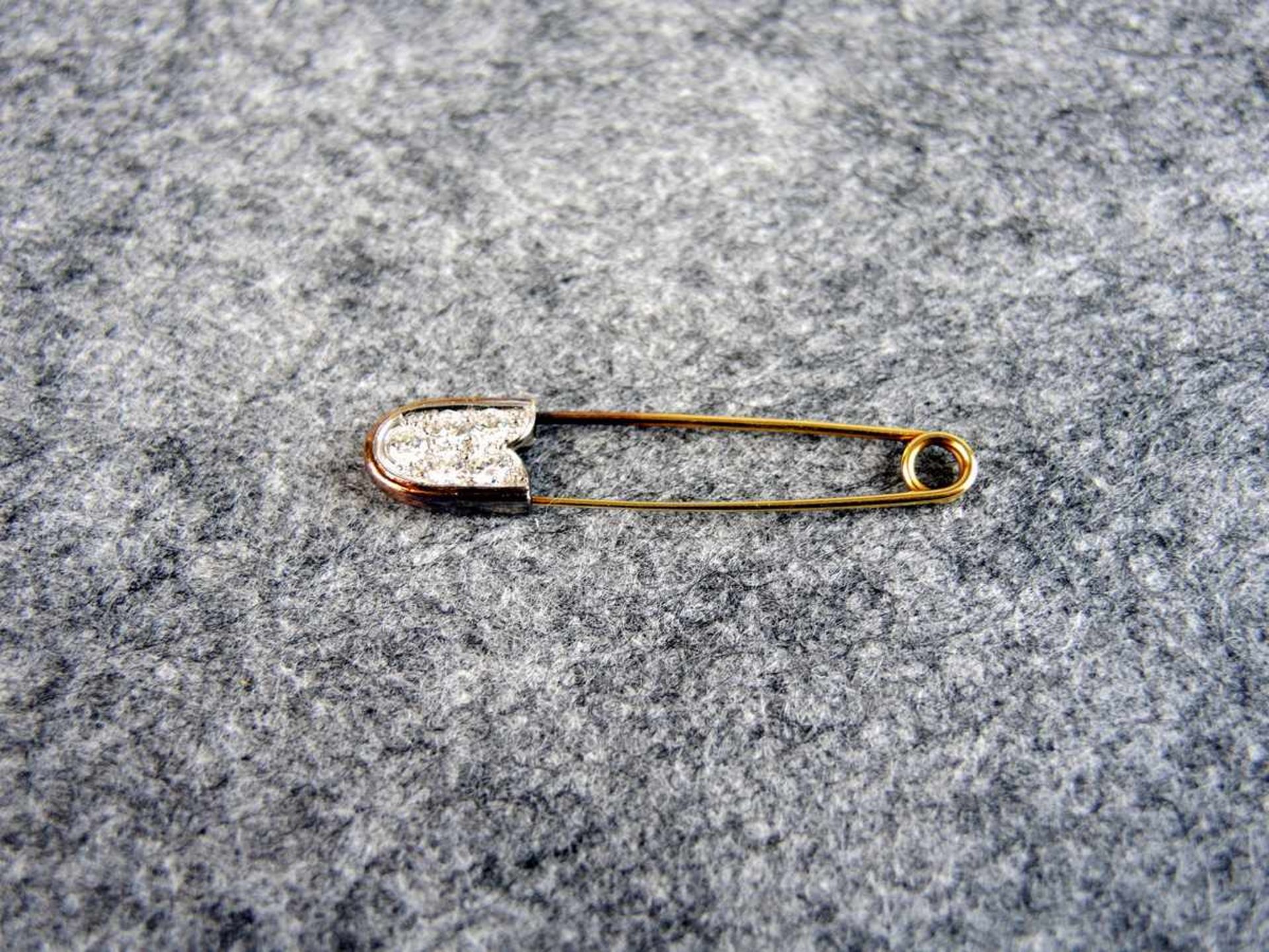 Brosche als Sicherheitsnadel 18 K. Gold, mit Diamantbesatz von ca. 1 ct. IF. Deutschland, 80er - Bild 2 aus 2