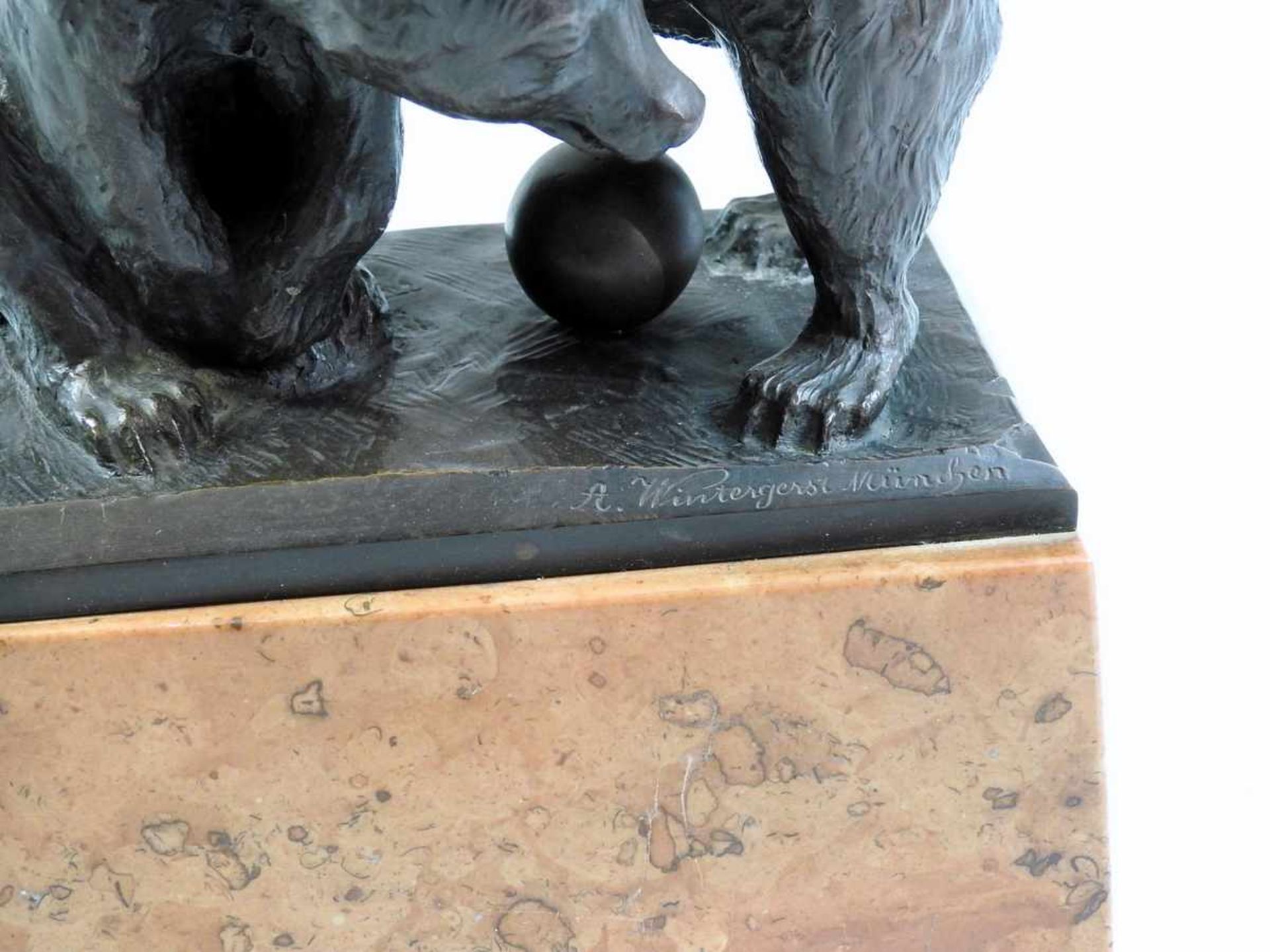 Paar Bären beim Ballspiel Bronze, auf Sockel, signiert "A. Wintergerst München". Feine Ausarbeitung. - Bild 3 aus 3