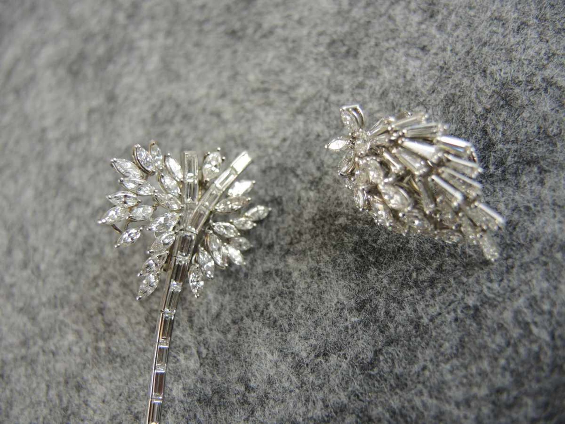 Paar Ohrringe Ein Ohrclip und ein Ohranhänger, besetzt mit 40 Navette-Diamanten von ca. 4 ct und - Bild 2 aus 2
