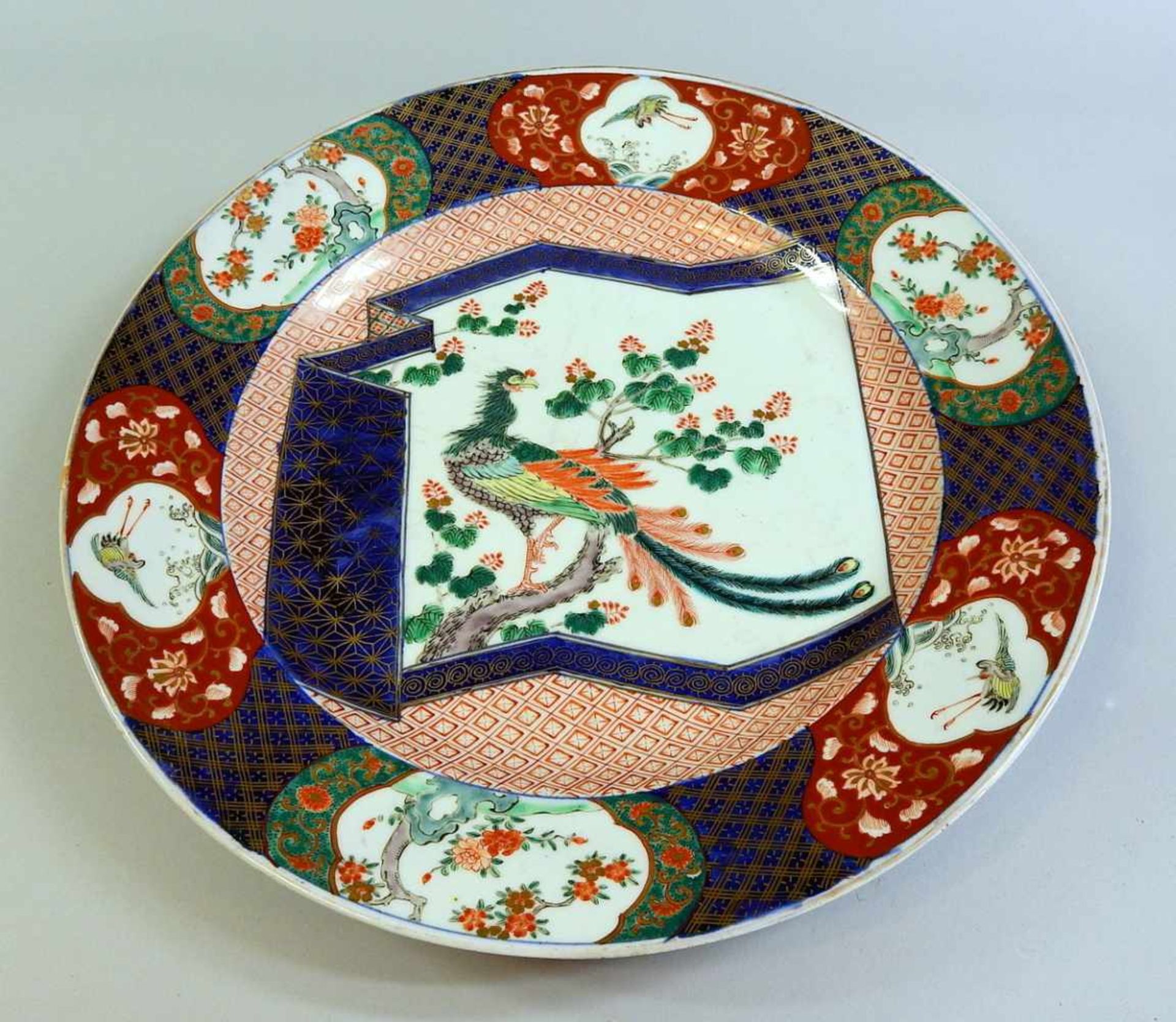 Große Platte Keramik, mit Vogel-Darstellung. Gute Erhaltung. China, um 1860. Ø ca. 40,5 cm
