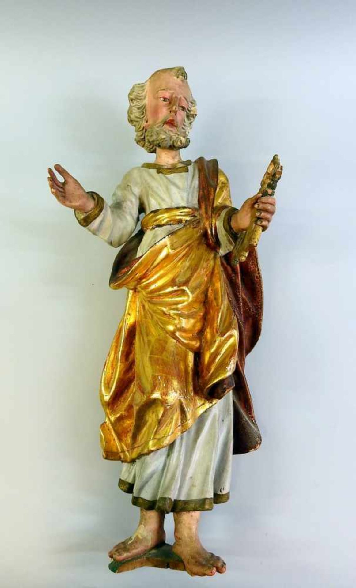 Heiliger Petrus Holz geschnitzt, gold und farbig gefasst. Fassung teils übergangen, Farbabplatzer,