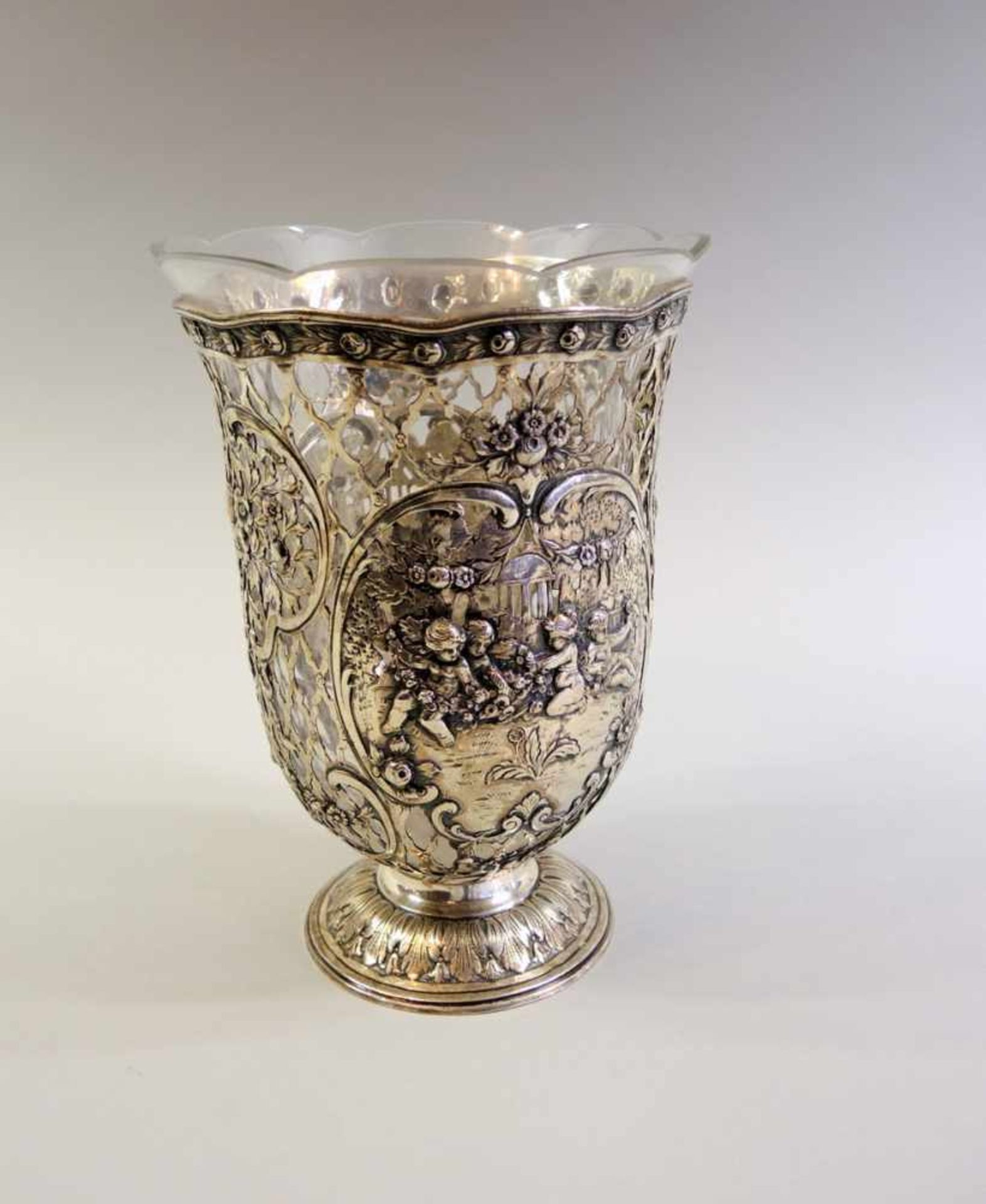 Prunkvolle Blumenvase Silber 800, am Boden mit Feingehalt, Halbmond und Krone und Sichelpunze der