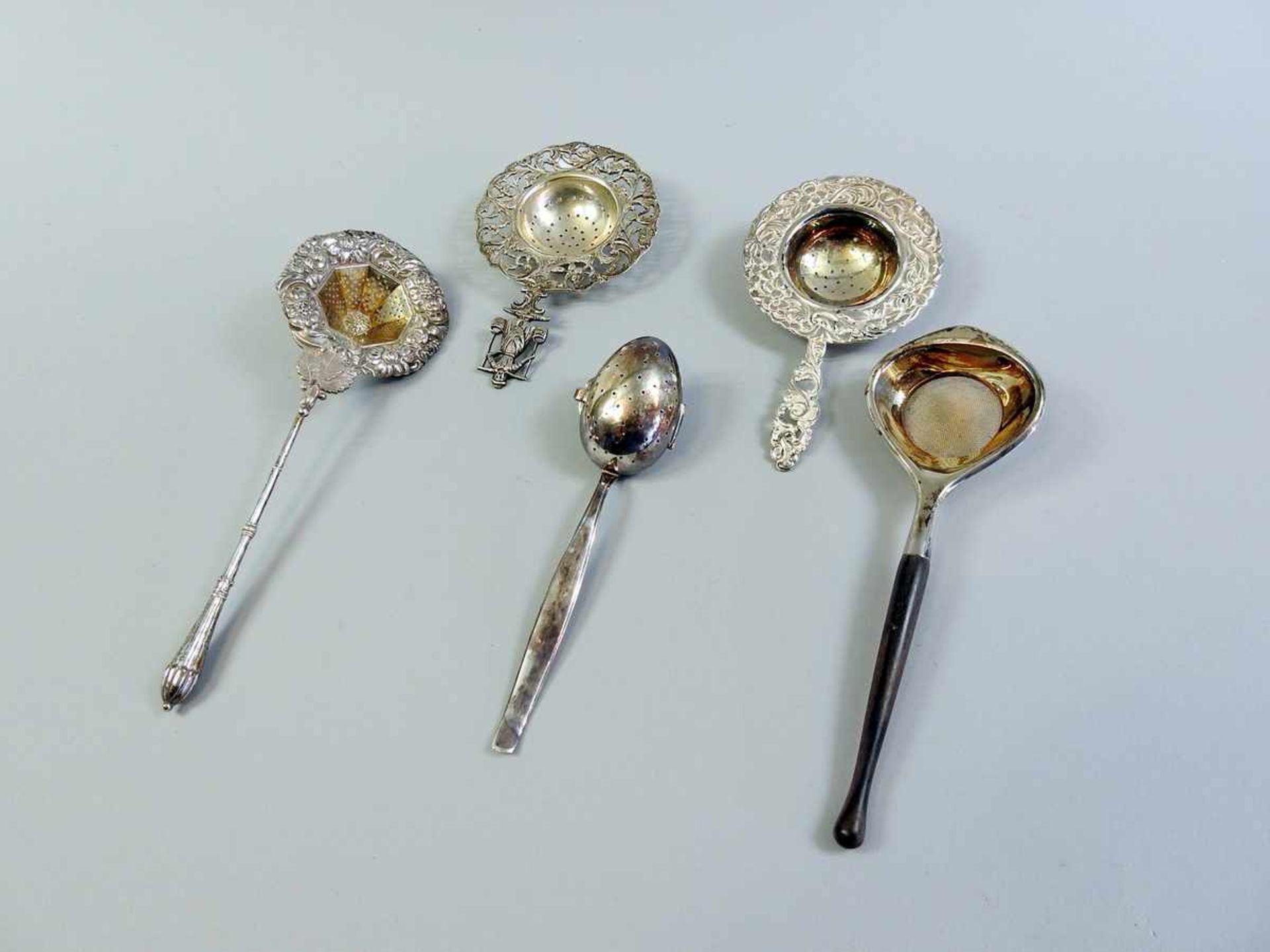 Kleine Teesieb-Sammlung Silber 800 und Sterling, teilweise mit Feingehalt, Halbmond und Krone und