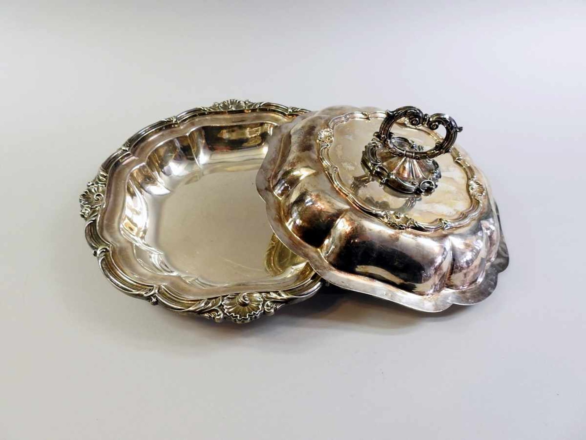 Achtkantige Deckelterrine Silber plated, am Boden mit der Firma Mappin & Webb punziert. Oktogonale - Bild 2 aus 2