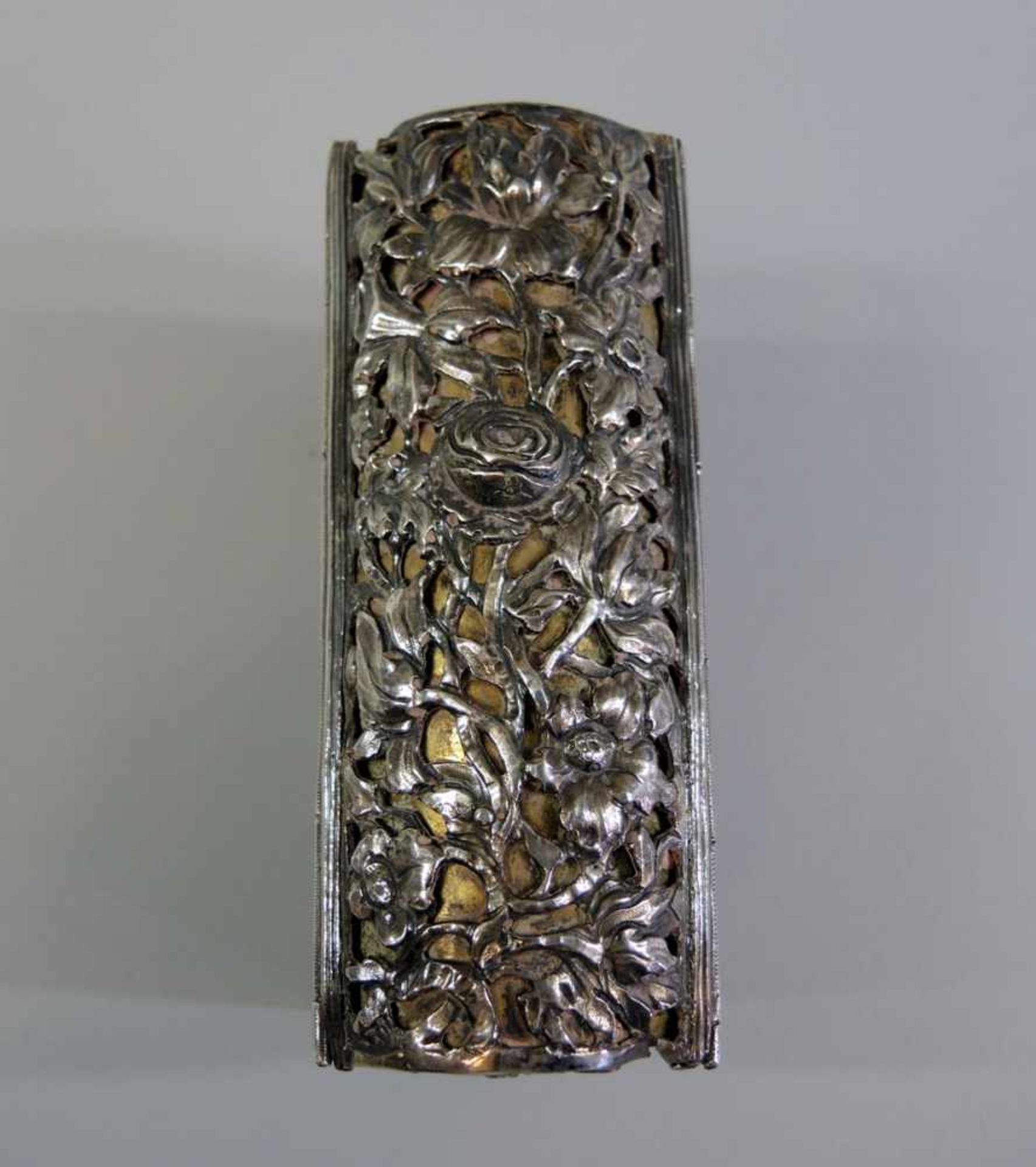 Prunkeinband in Silber Silberne Montierung, reich gearbeitet mit Blumen- und Blätterdekor. - Bild 3 aus 6