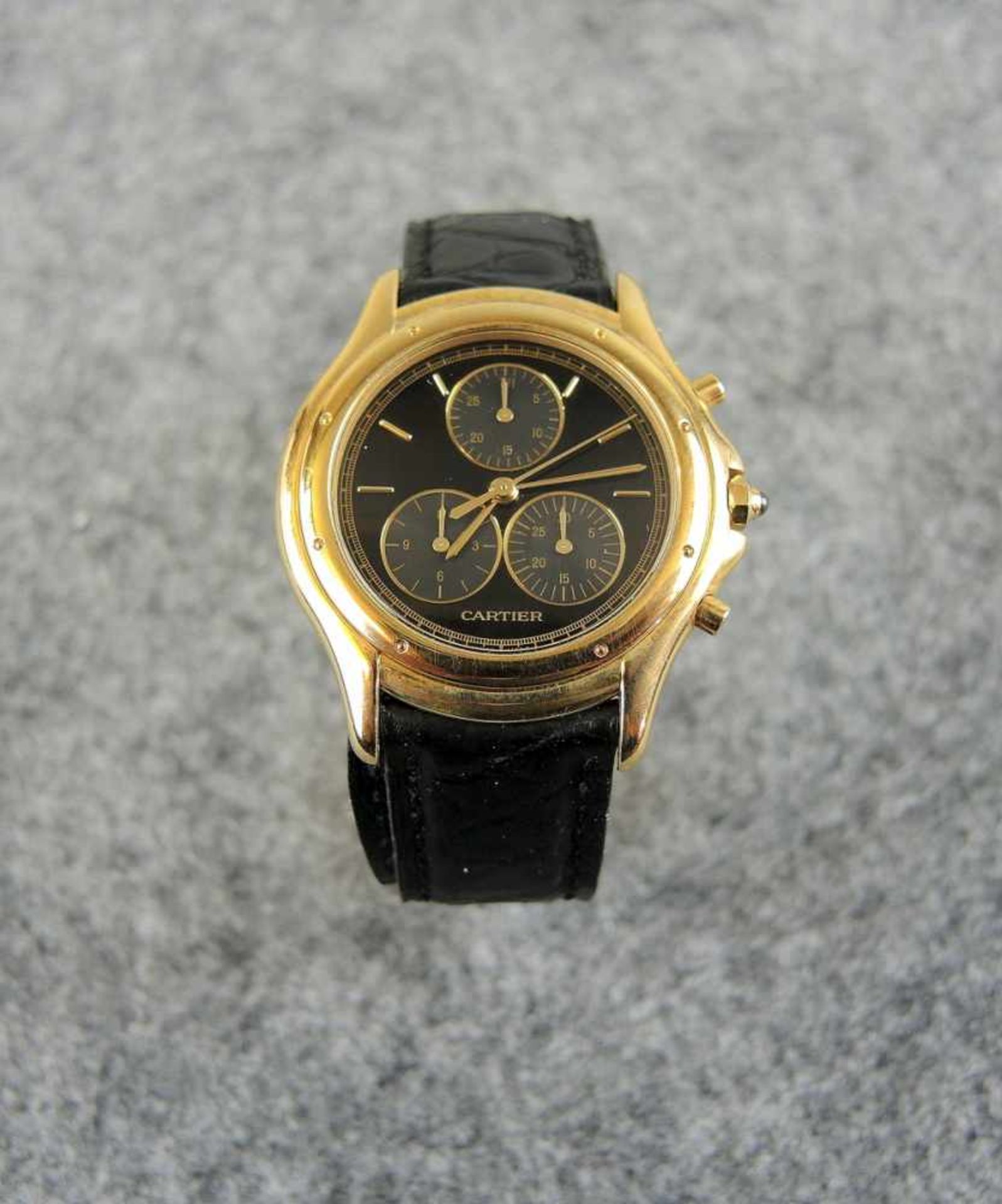 Cartier Chronograph Mit schwarzem Blatt, Faltschließe in 18 K. Gelbgold. Neuwertiger Zustand. Ohne