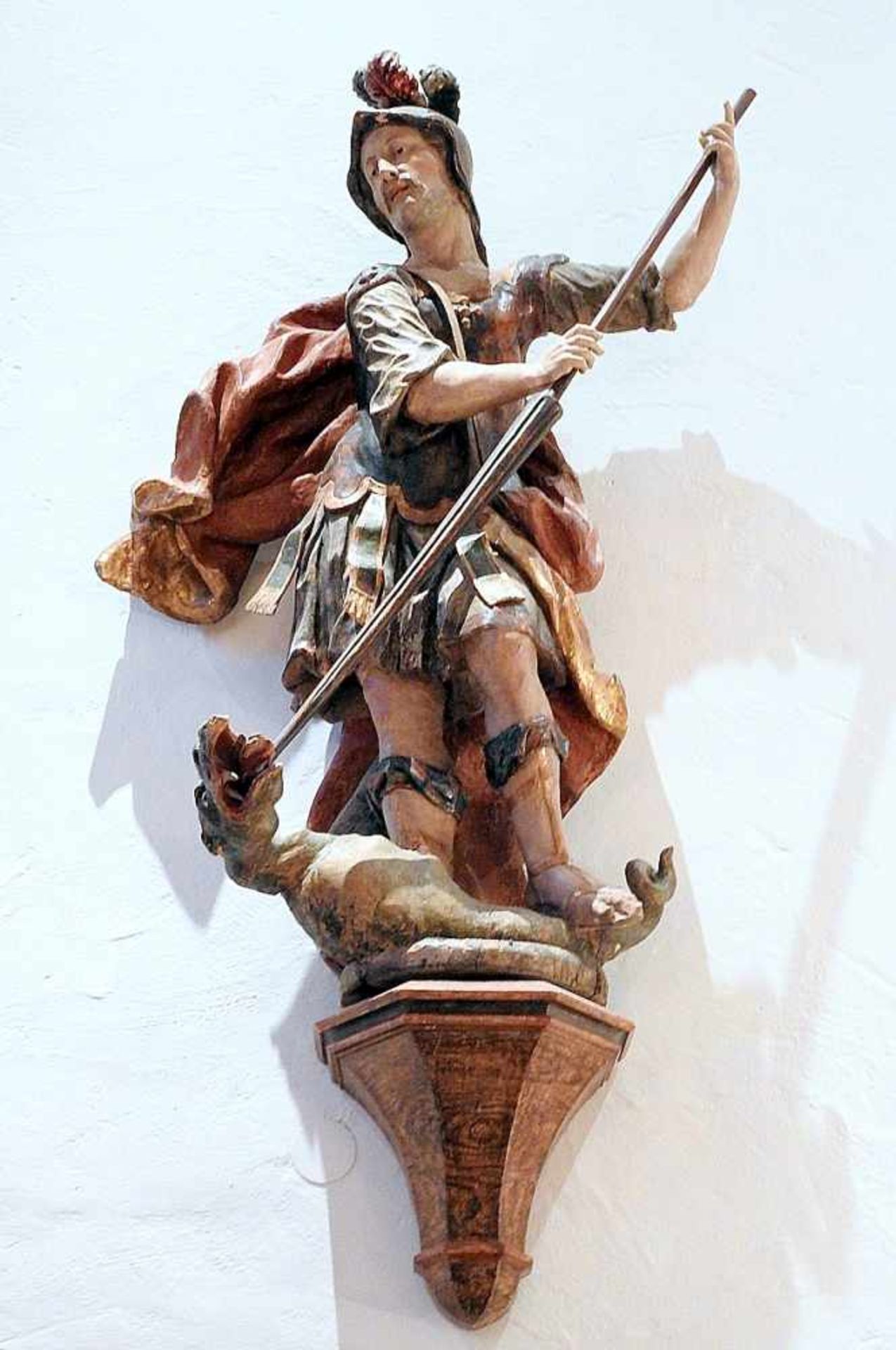 Imposante Heiligenfigur Holz geschnitzt, polychrom gefasst, teils vergoldet, auf Podest. Stehender