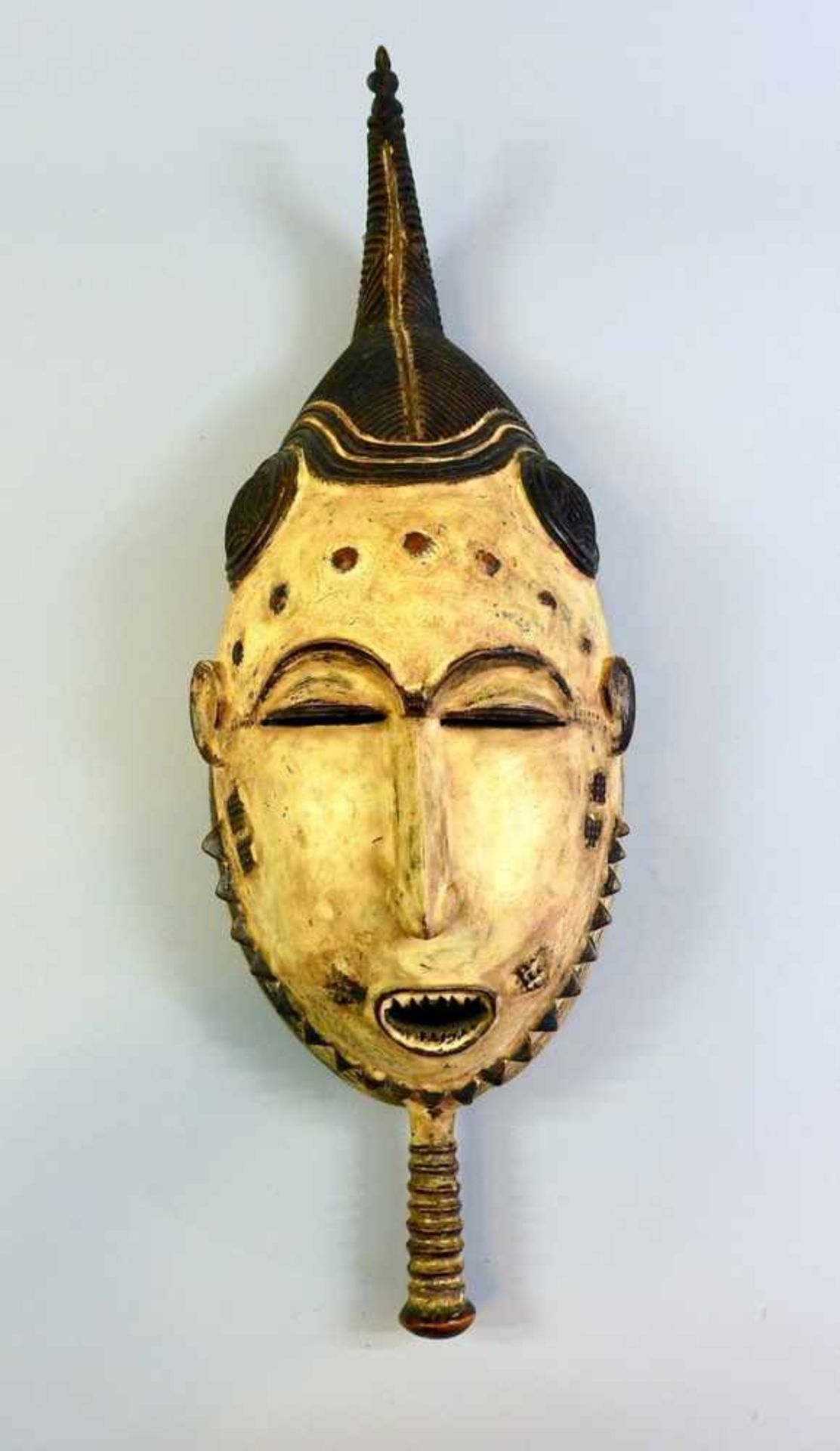 Afrikanische Maske Holz, polychrom staffiert. Altersbedingter Zustand. Um 1900/20. H x B ca. 52 x 17