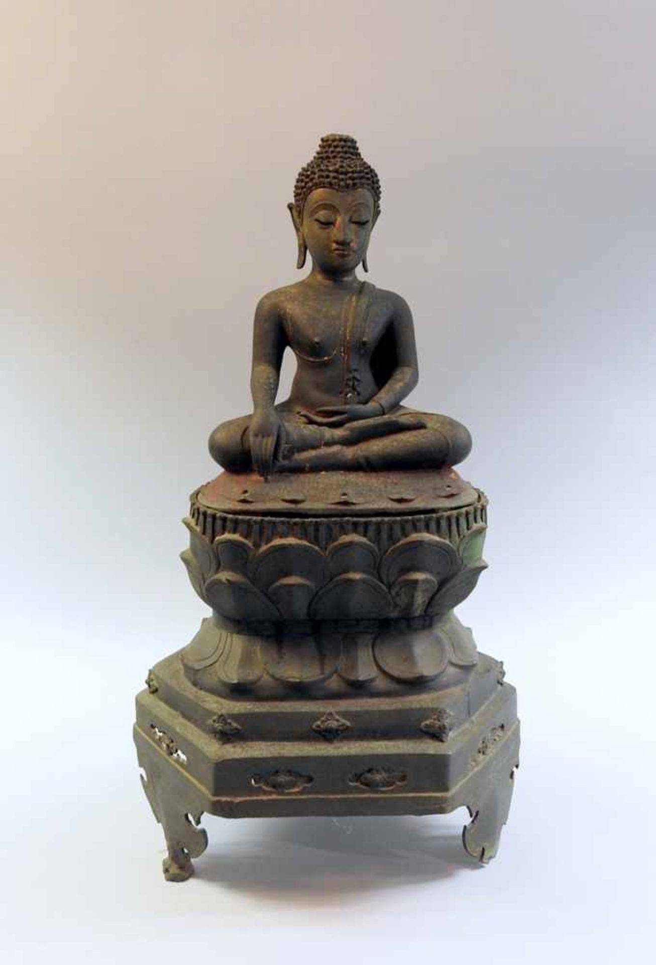 Sitzender Buddha Dunkel patinierte Bronze, auf Lotusblüten-Sockel. Reste alter Vergoldung vorhanden.