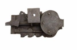 Barocker Schrankschloss, um 1730 Eisen, graviertes Schließblech, Schlüssel fehlt. Br. 22 cm.