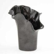 Fazzoletto-Vase, Rosenthal Studio line Schwarzer Scherben, außen matt, innen glänzend glasiert.