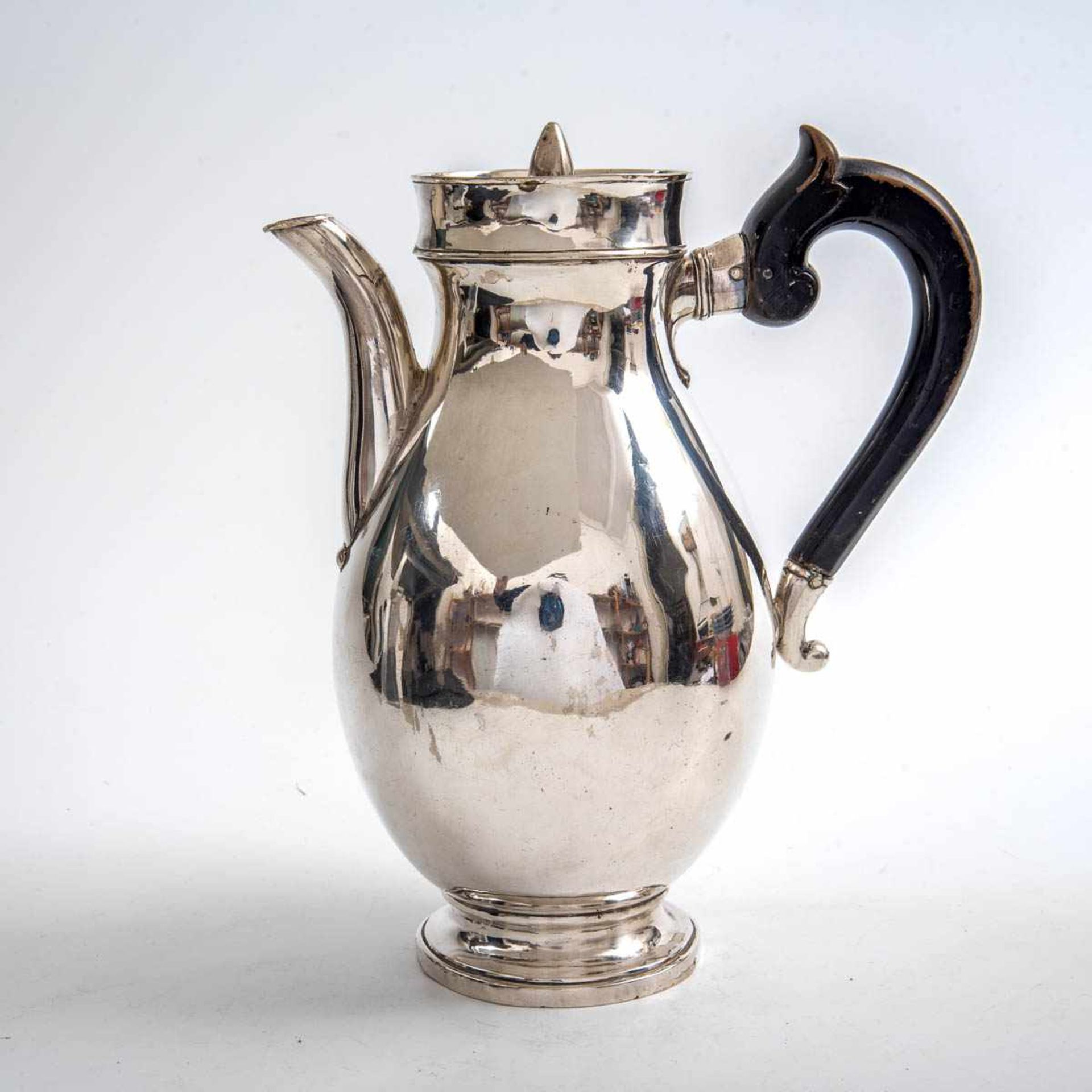 Klassizistische Kaffeekanne in Birnform, um 1800 Silber, Henkel aus Holz, ebonisiert gefasst mit