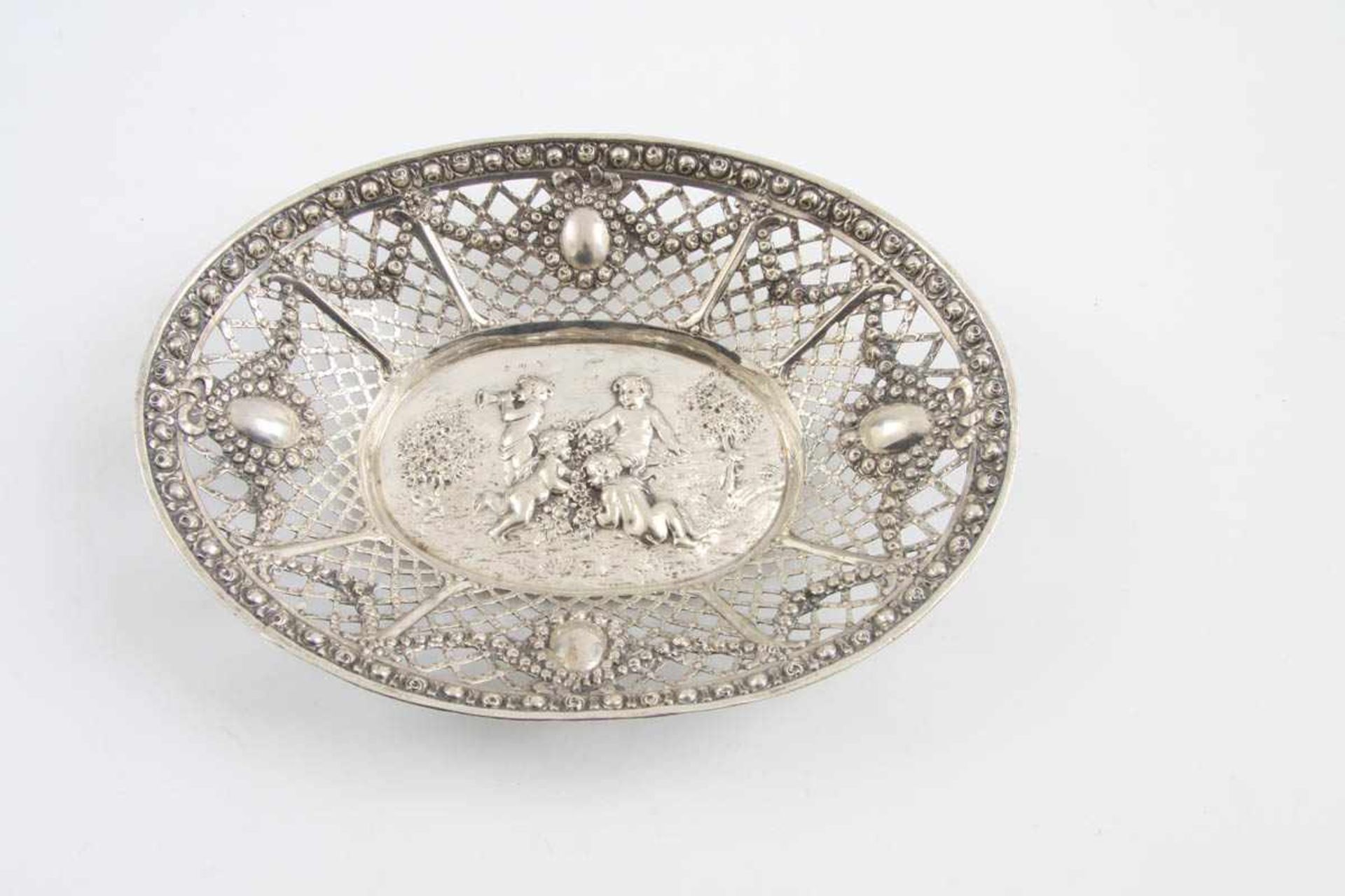 Ovale Gebäckschale, um 1900 800er Silber, Ovaler Spiegel mit spielenden Putti reliefiert. Von feinem