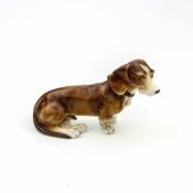 Sitzender Kurzhaardackel Vollplastische Figur des Hundes naturalistisch staffiert. H.: 16 cm, Br..