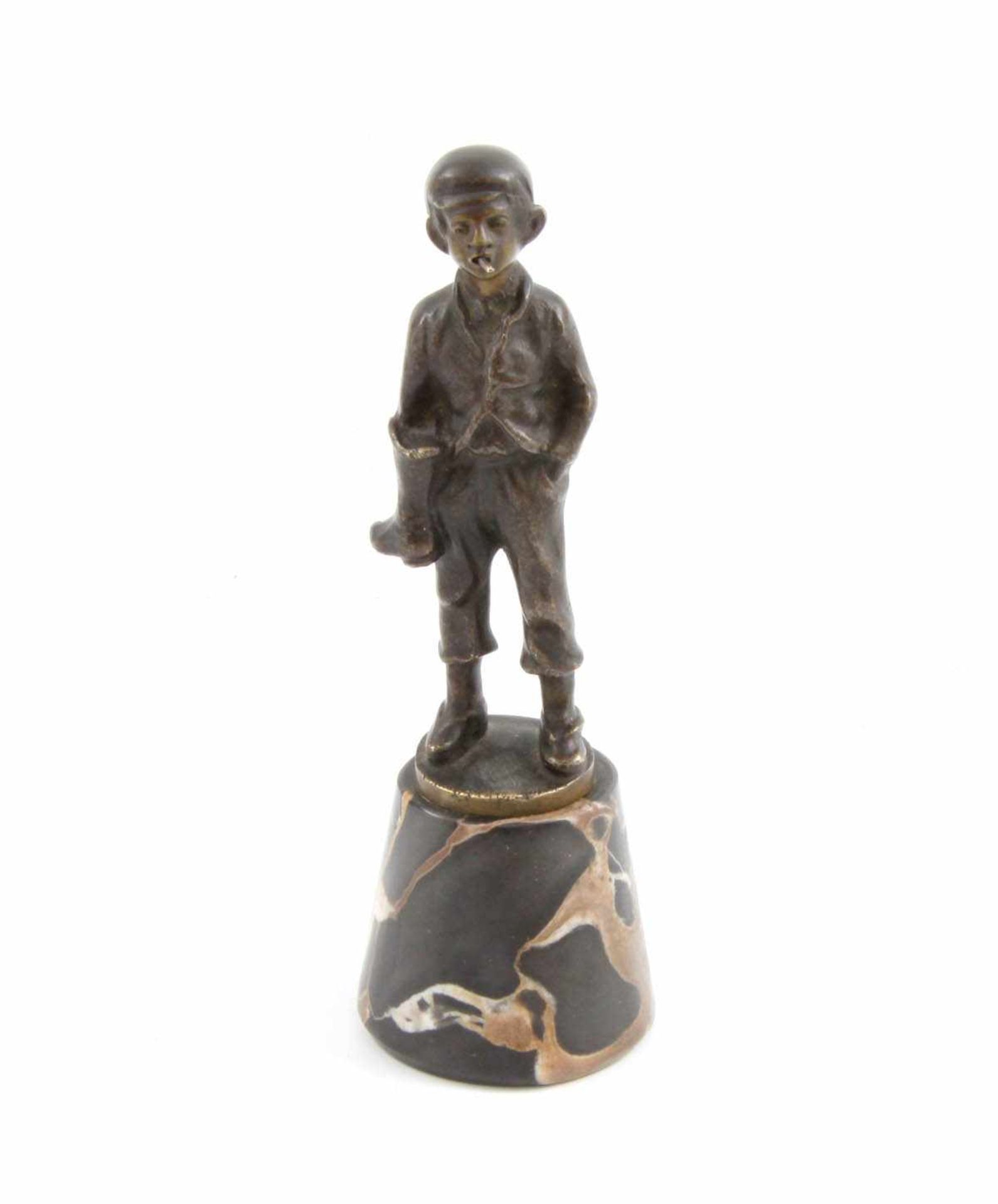 Unbekannter Bildhauer um 1900 Rauchender Schusterjunge. Bronze dunkel patiniert. Auf rundem