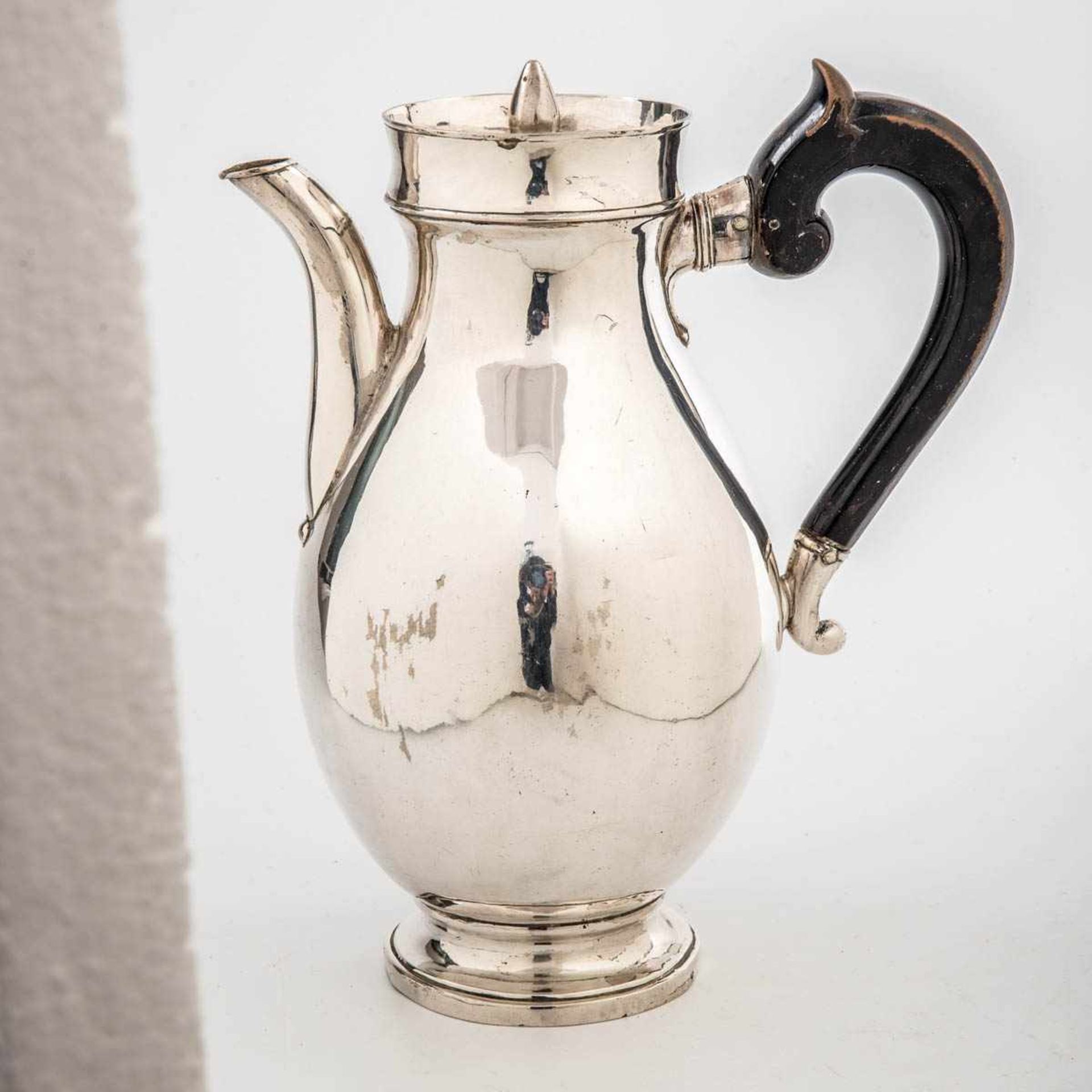 Klassizistische Kaffeekanne in Birnform, um 1800 Silber, Henkel aus Holz, ebonisiert gefasst mit - Image 2 of 6