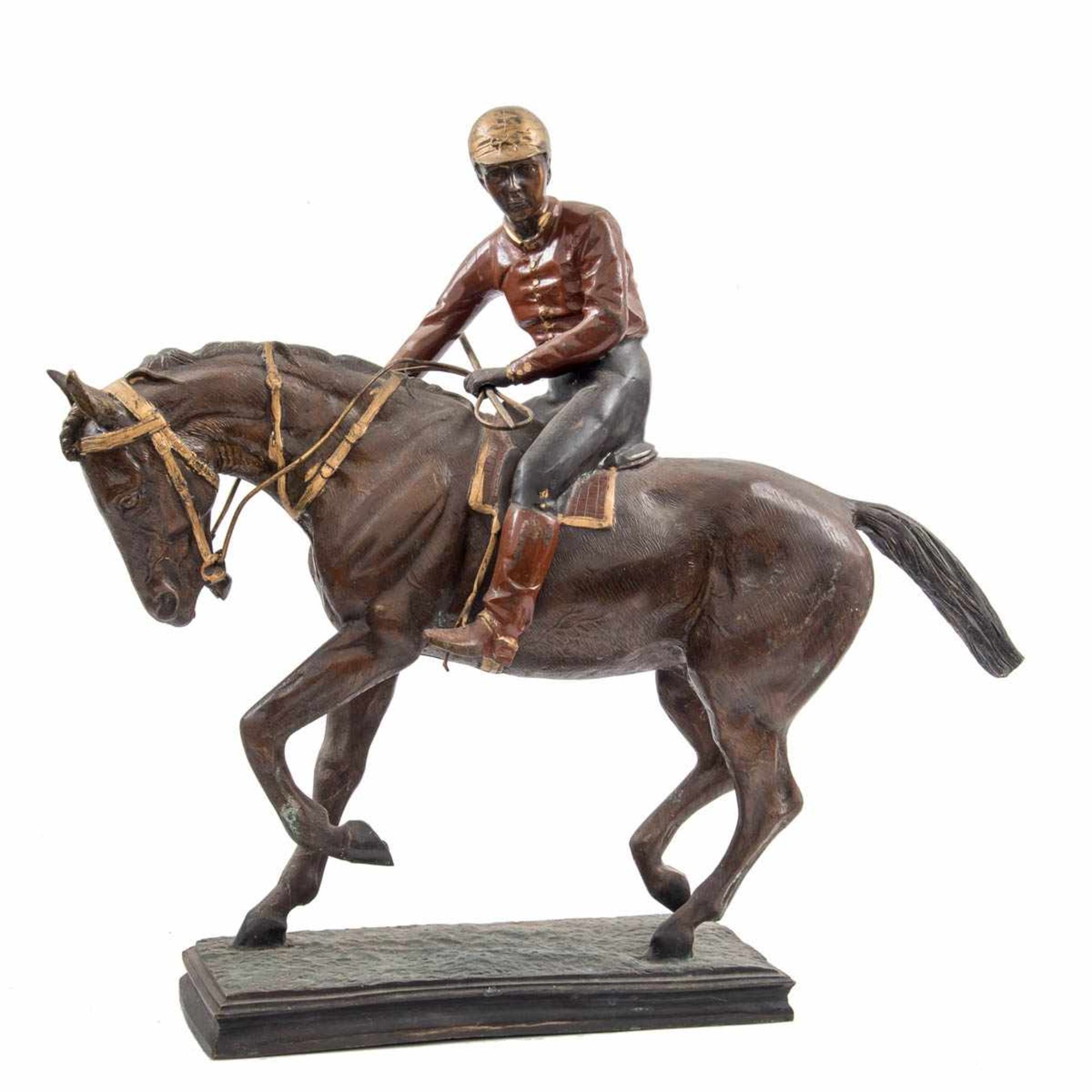 Figur eines Jockey Grauguss, polychrom staffiert. Auf rechteckigem Landschaftssockel wird der Jockey