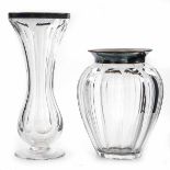 2 Glasvasen mit Silbermontierung 835er Silbermontierung, farbloses Kristallglas, H.: 28 cm und 21
