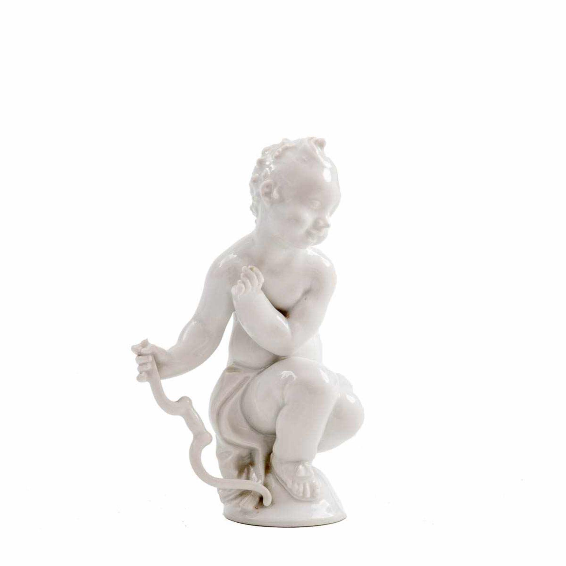 Sitzender Putto, Meissen um 1925 Porzellan weiß, auf rundem Sockel hockt der unbekleidete Putto,