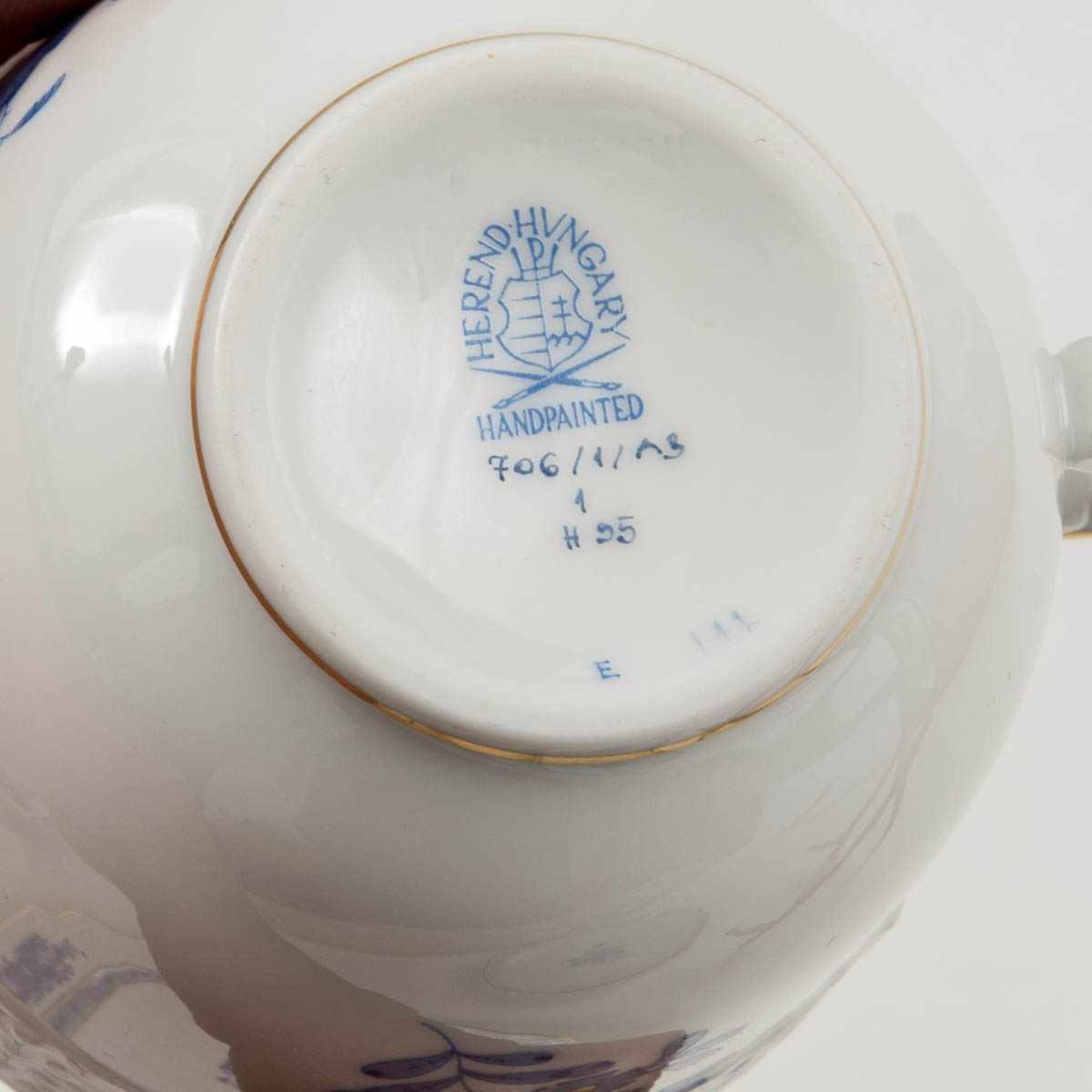 Paar Kaffeegedecke, Herend Mündungsrand der Tassen und Fahnen der Teller mit Ozier-Relief. Auf der - Bild 2 aus 2