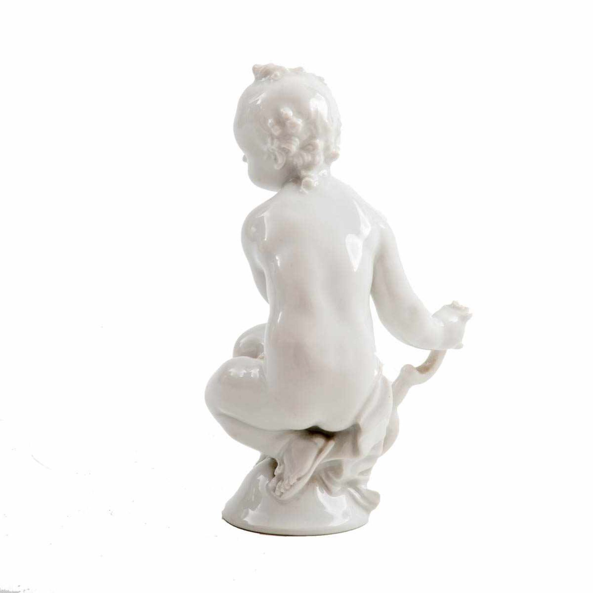 Sitzender Putto, Meissen um 1925 Porzellan weiß, auf rundem Sockel hockt der unbekleidete Putto, - Bild 2 aus 3