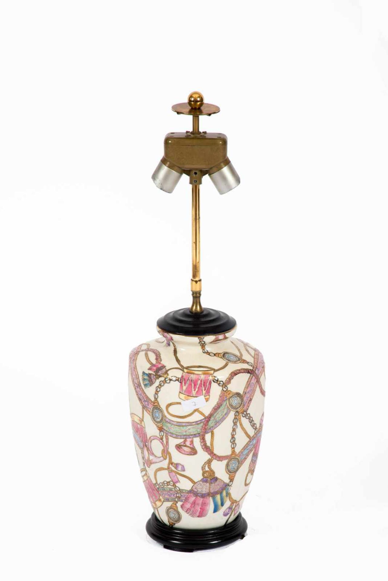 2-flammige Tischleuchte, um 1930 Keramik auf cremefarbenem Fond mit polychrome orientalisierende