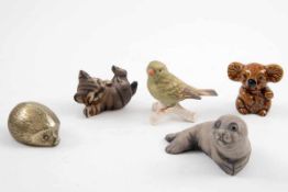 Konvolut Tierfiguren Keramik, Porzellan, Steinzeug und Messing. Seehund, kleiner Vogel, Kätzchen,
