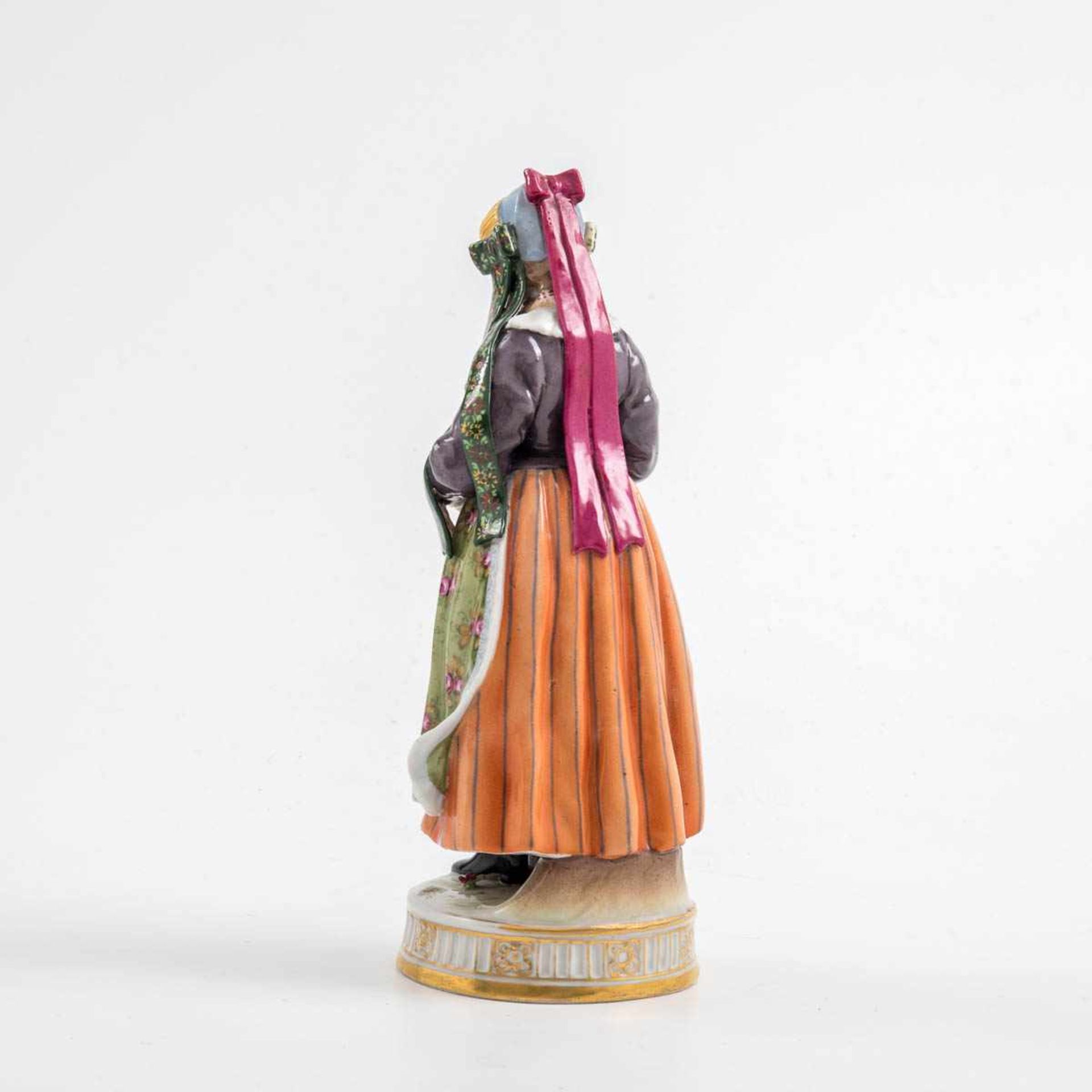 Trachtenfigur, von Schierholz, Plaue Polychrom bemalt. Auf einem Sockel stehend wird die Frau auf - Bild 2 aus 3