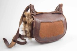 Jagdtasche Braunes kräftiges Rindleder, Überschlag mit Fell, doppeltes Fach mit Fell als Muff.