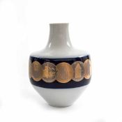Vase mit Medaillons nach Gedenkmünzen, Fürstenberg Stark gebauchter Korpus, flache Schulter, enge