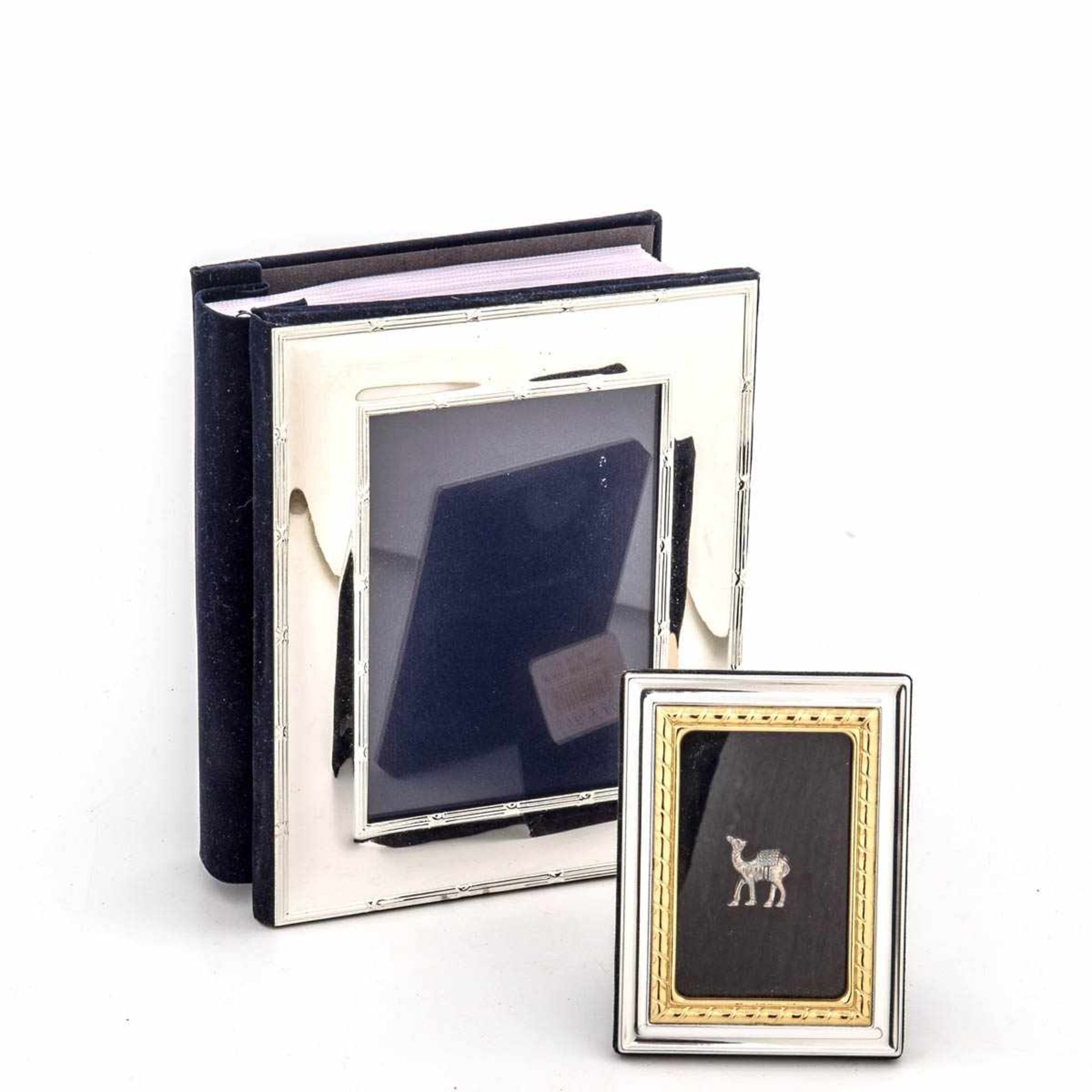 Fotoalbum und Fotorahmen Silber. Deckel des Fotoalbums in Form eines Fotorahmen mit Kreuzband-Relief