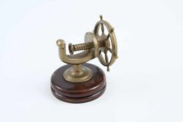Nußknacker - Miniatursteuerrad Messing, auf rundem Holzsockel Steuerrad mit Schraube. H.: 10,5 cm.