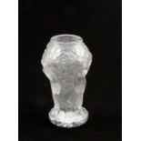 Ziervase, Gablonz um 1920 Farbloses mattgeätztes Glas in die Form gegeben. Polygonaler Fuß.