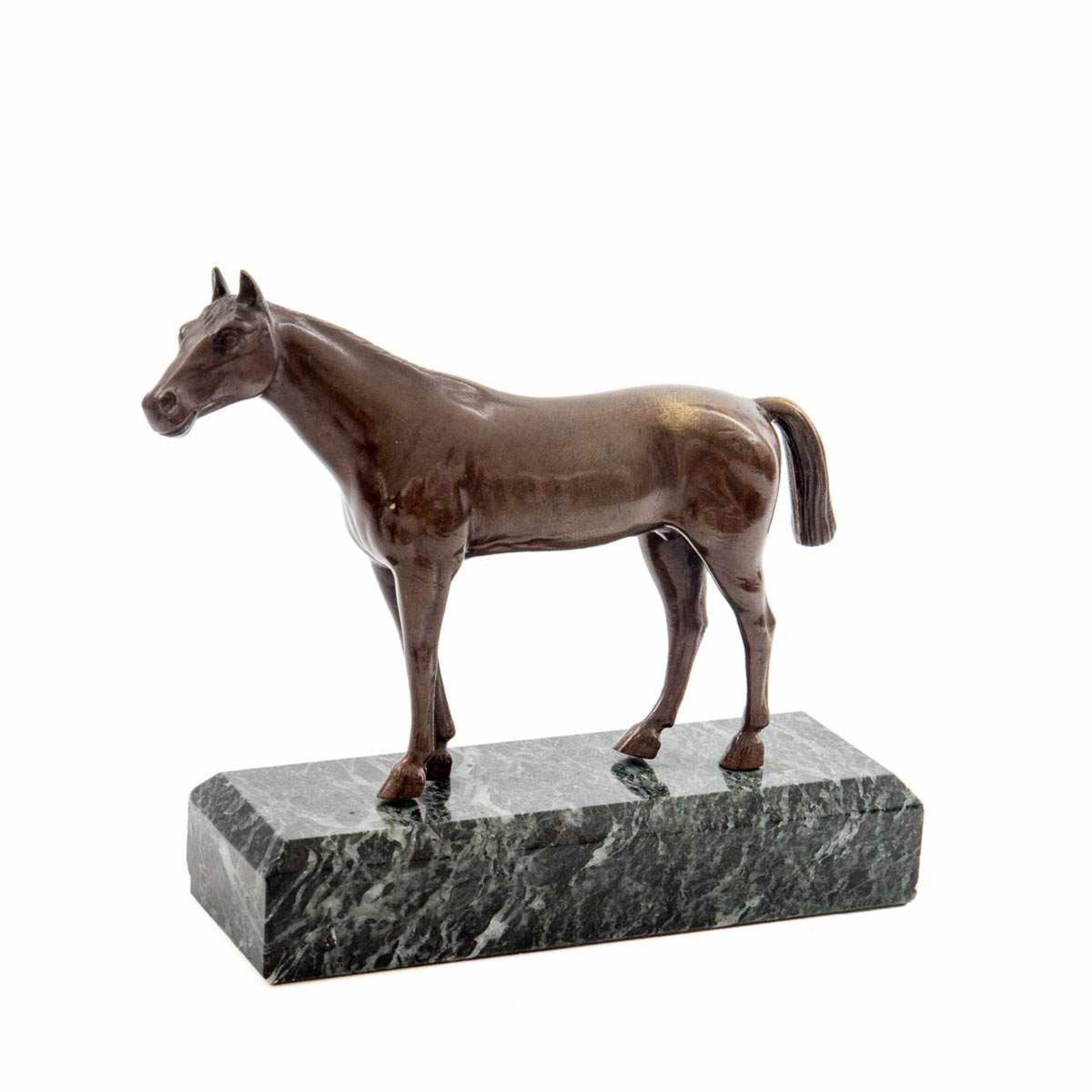 Tierbildner Pferdeskulptur. Bronze hellbraun patiniert, auf grünlich-grauem Marmorsockel. H.: 14