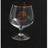 11 kleine Cognac-Schwenker mit Monogramm EB Farbloses Kristallglas. Runder goldgeränderter Fuß,