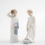 Paar Kinderfiguren, NAO, Spanien Unter der Glasur sparsam staffiert. Beide Kinder im Nachtkleid,